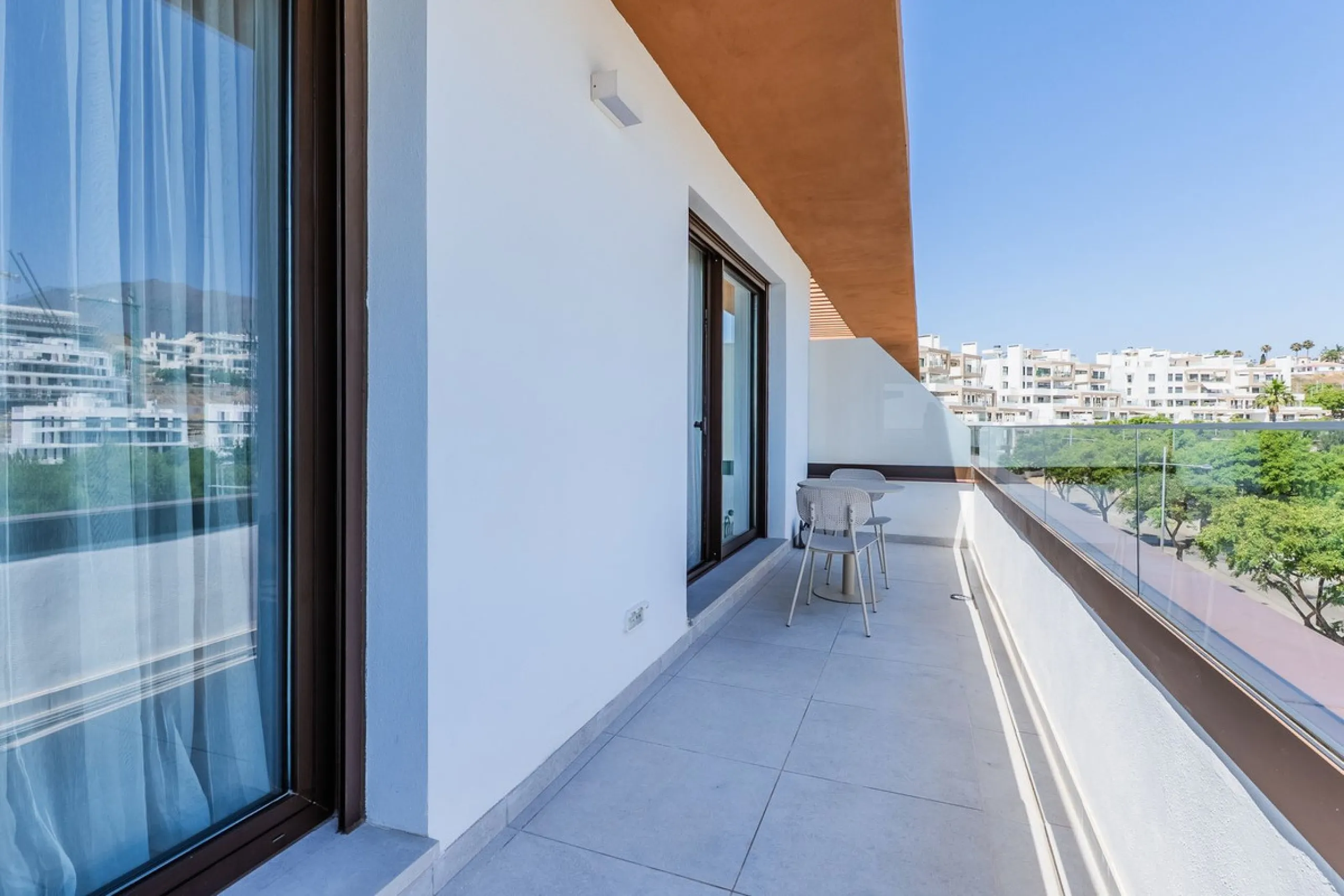 This stylish 93m² apartment with an 11m² terrace offers an ideal mix of contemporary comfort and an exceptional location. Only a 10-minute walk from the lively Estepona Port marina, the property features an airy open-plan design with a high-end kitchen, t