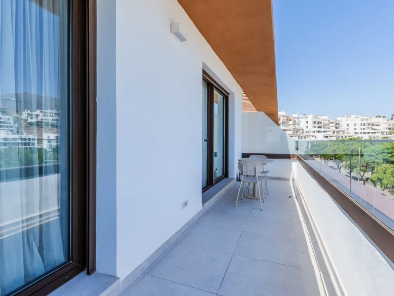 This stylish 93m² apartment with an 11m² terrace offers an ideal mix of contemporary comfort and an exceptional location. Only a 10-minute walk from the lively Estepona Port marina, the property features an airy open-plan design with a high-end kitchen, t