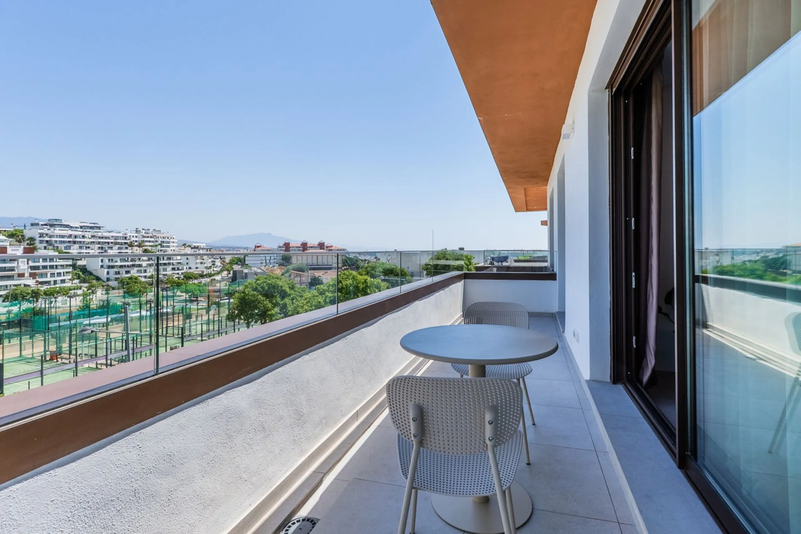 This stylish 93m² apartment with an 11m² terrace offers an ideal mix of contemporary comfort and an exceptional location. Only a 10-minute walk from the lively Estepona Port marina, the property features an airy open-plan design with a high-end kitchen, t