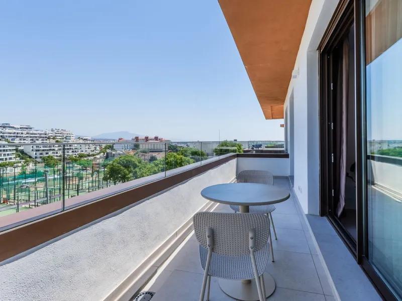This stylish 93m² apartment with an 11m² terrace offers an ideal mix of contemporary comfort and an exceptional location. Only a 10-minute walk from the lively Estepona Port marina, the property features an airy open-plan design with a high-end kitchen, t