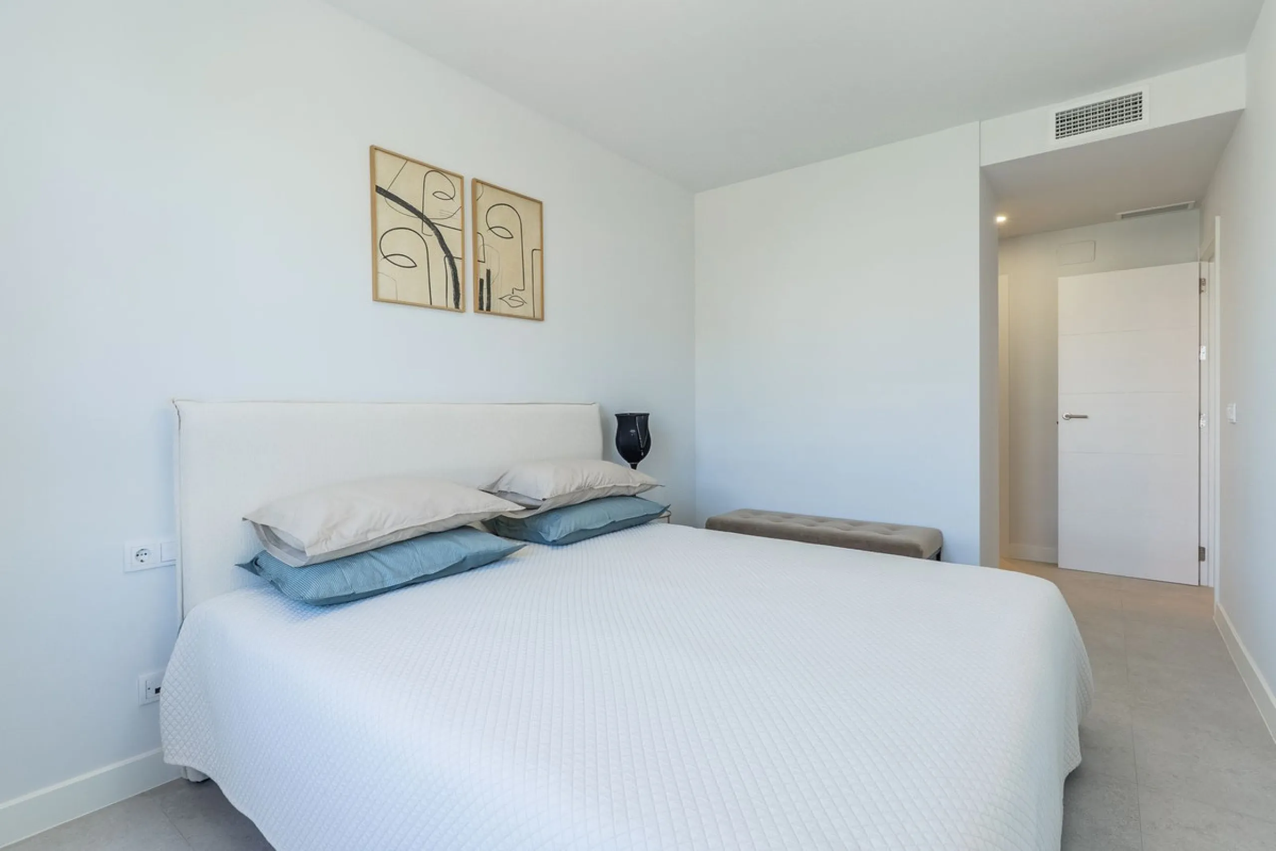 This stylish 93m² apartment with an 11m² terrace offers an ideal mix of contemporary comfort and an exceptional location. Only a 10-minute walk from the lively Estepona Port marina, the property features an airy open-plan design with a high-end kitchen, t