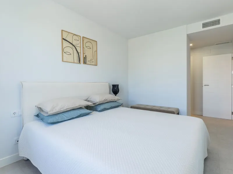 This stylish 93m² apartment with an 11m² terrace offers an ideal mix of contemporary comfort and an exceptional location. Only a 10-minute walk from the lively Estepona Port marina, the property features an airy open-plan design with a high-end kitchen, t