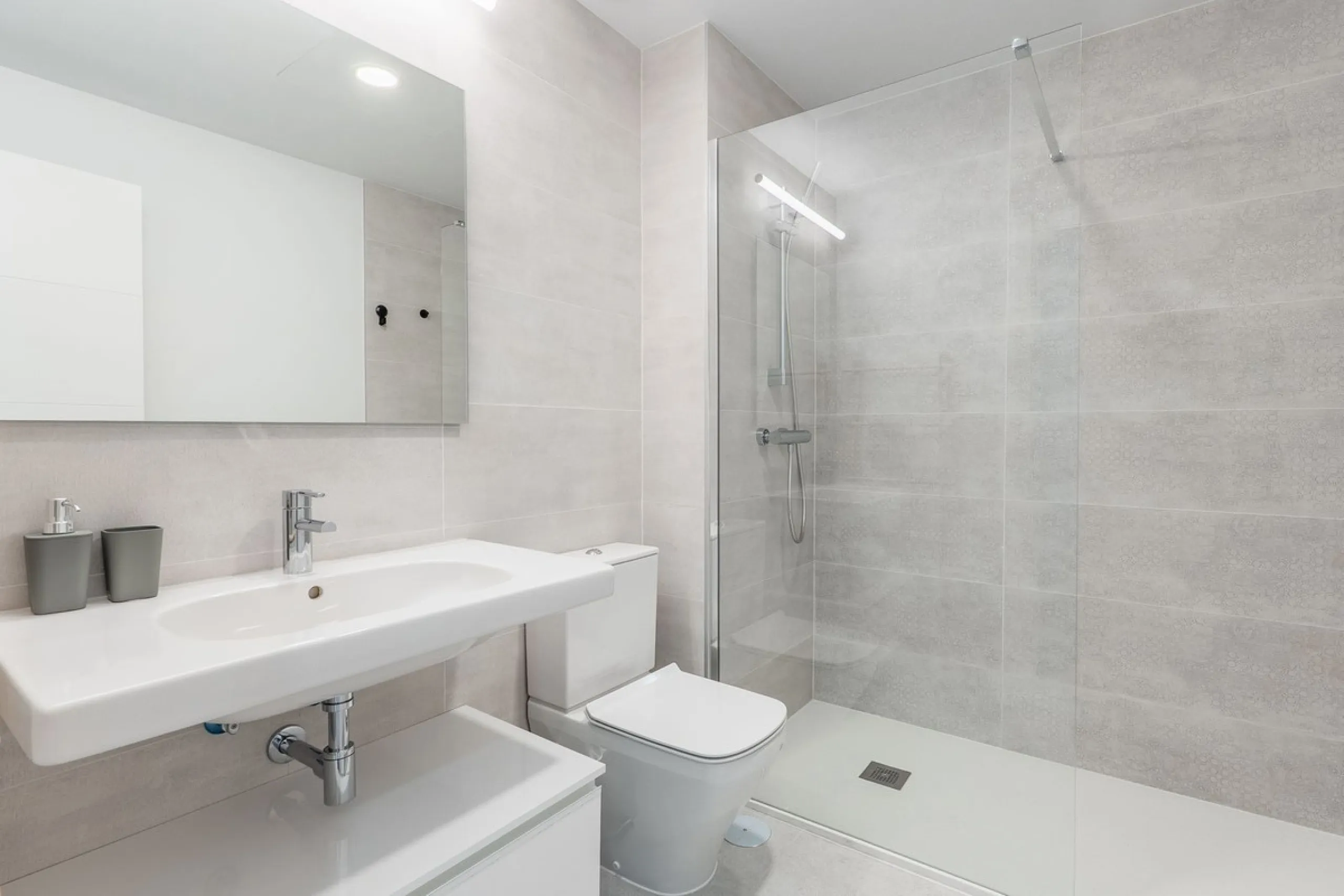 This stylish 93m² apartment with an 11m² terrace offers an ideal mix of contemporary comfort and an exceptional location. Only a 10-minute walk from the lively Estepona Port marina, the property features an airy open-plan design with a high-end kitchen, t
