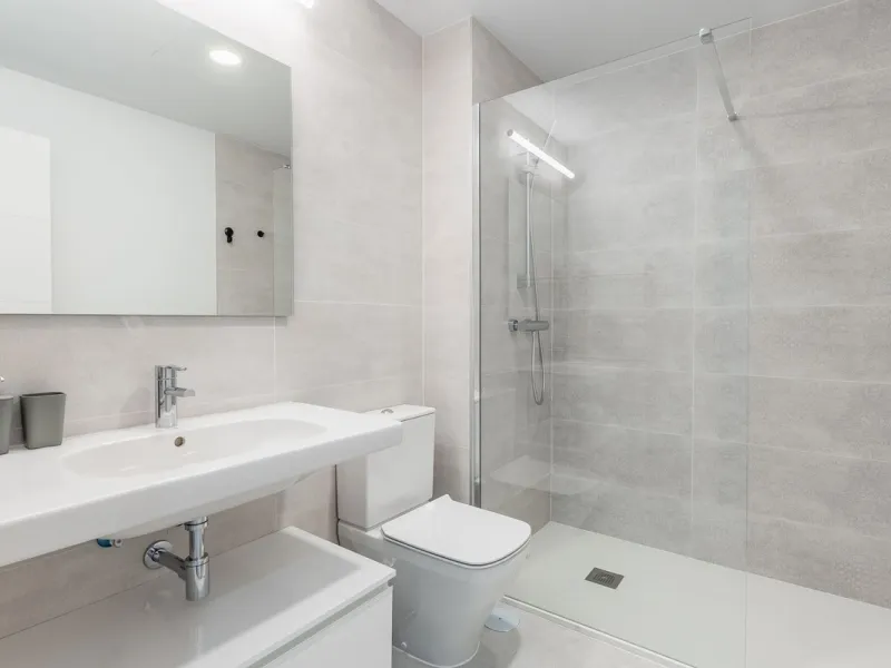 This stylish 93m² apartment with an 11m² terrace offers an ideal mix of contemporary comfort and an exceptional location. Only a 10-minute walk from the lively Estepona Port marina, the property features an airy open-plan design with a high-end kitchen, t