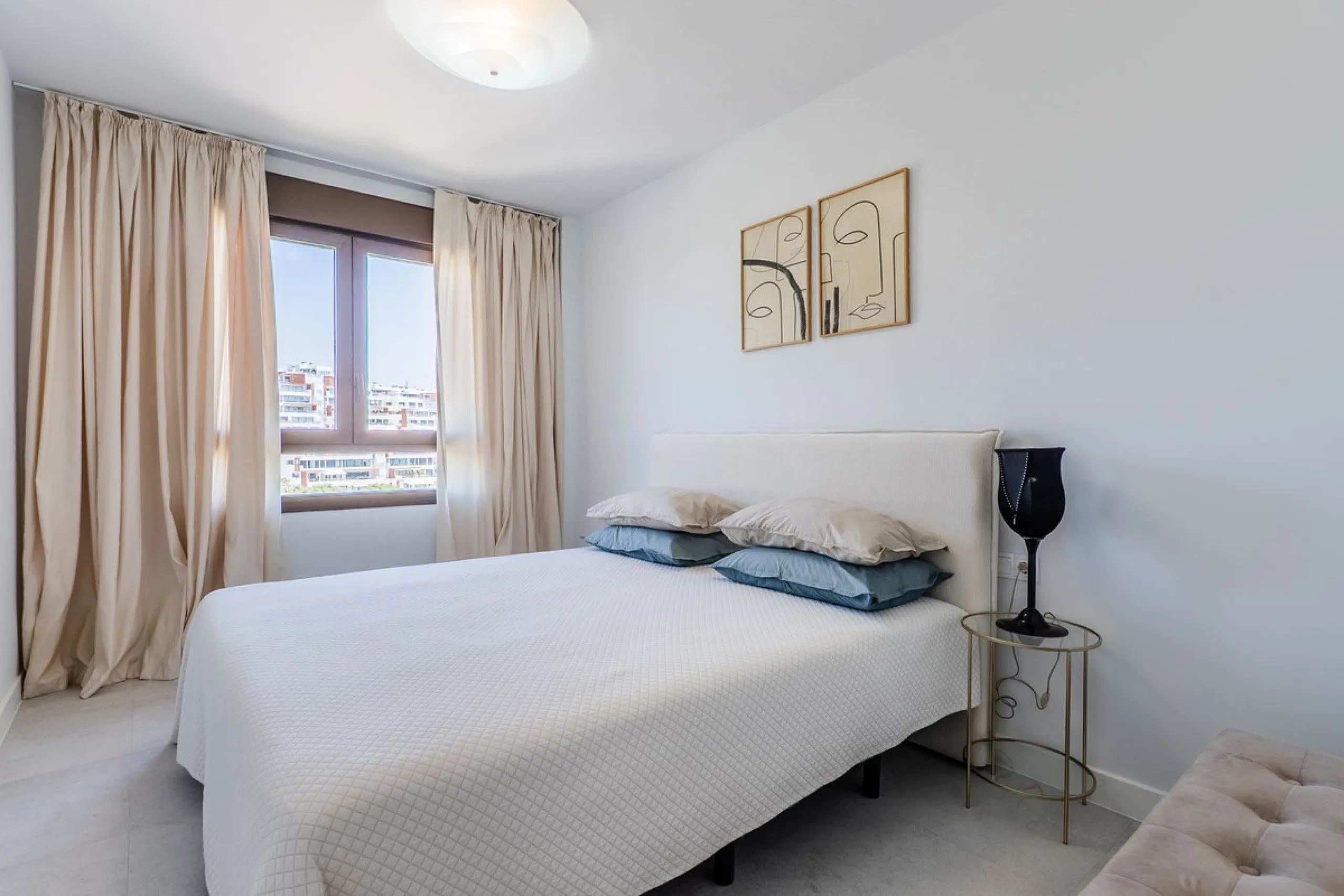 This stylish 93m² apartment with an 11m² terrace offers an ideal mix of contemporary comfort and an exceptional location. Only a 10-minute walk from the lively Estepona Port marina, the property features an airy open-plan design with a high-end kitchen, t