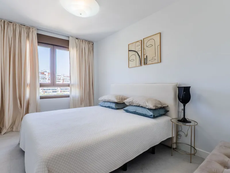 This stylish 93m² apartment with an 11m² terrace offers an ideal mix of contemporary comfort and an exceptional location. Only a 10-minute walk from the lively Estepona Port marina, the property features an airy open-plan design with a high-end kitchen, t