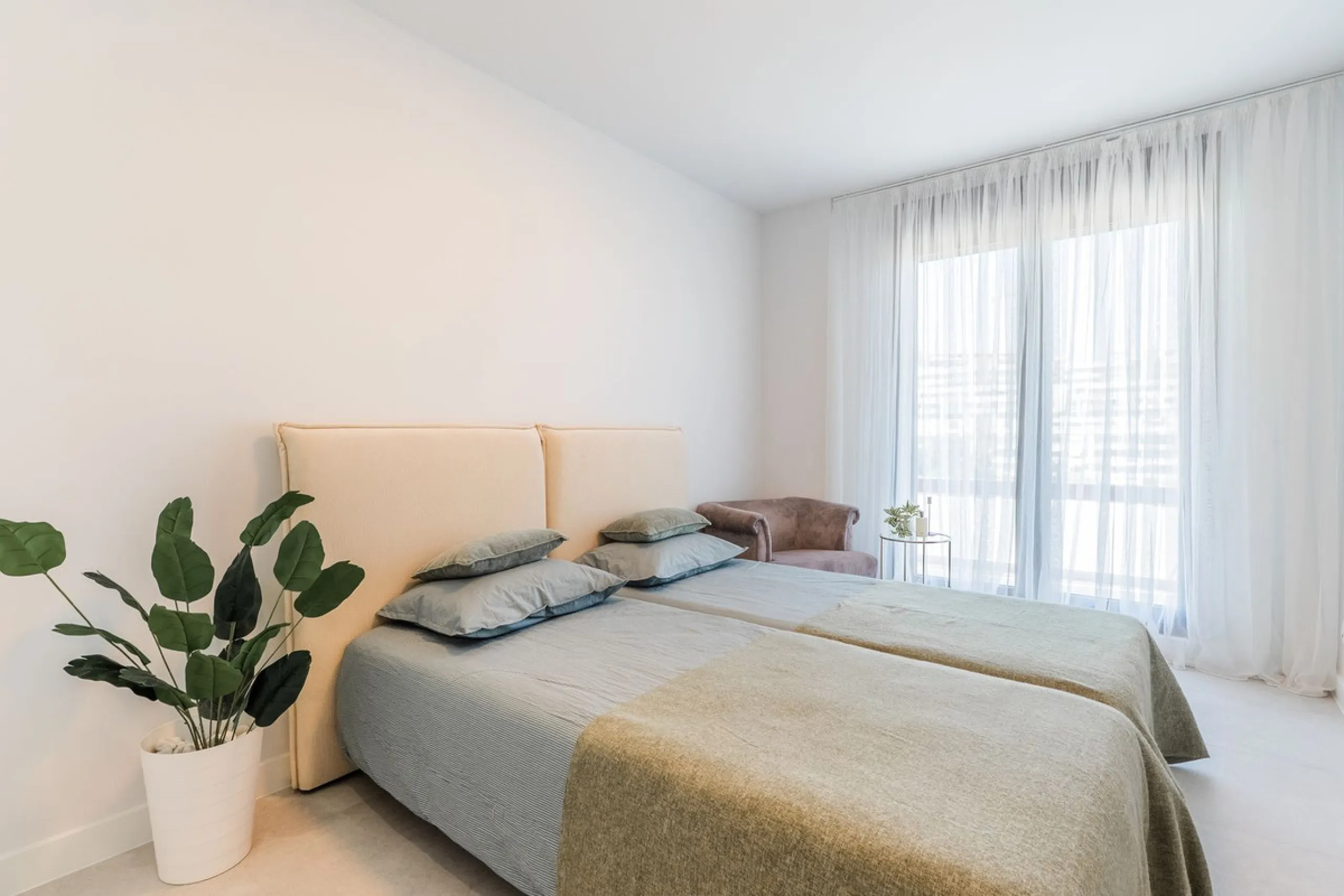 This stylish 93m² apartment with an 11m² terrace offers an ideal mix of contemporary comfort and an exceptional location. Only a 10-minute walk from the lively Estepona Port marina, the property features an airy open-plan design with a high-end kitchen, t