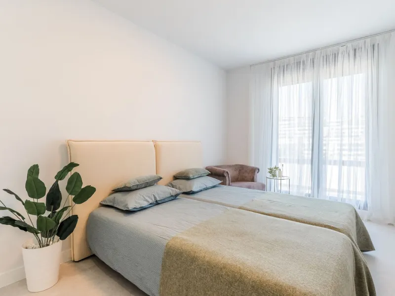 This stylish 93m² apartment with an 11m² terrace offers an ideal mix of contemporary comfort and an exceptional location. Only a 10-minute walk from the lively Estepona Port marina, the property features an airy open-plan design with a high-end kitchen, t