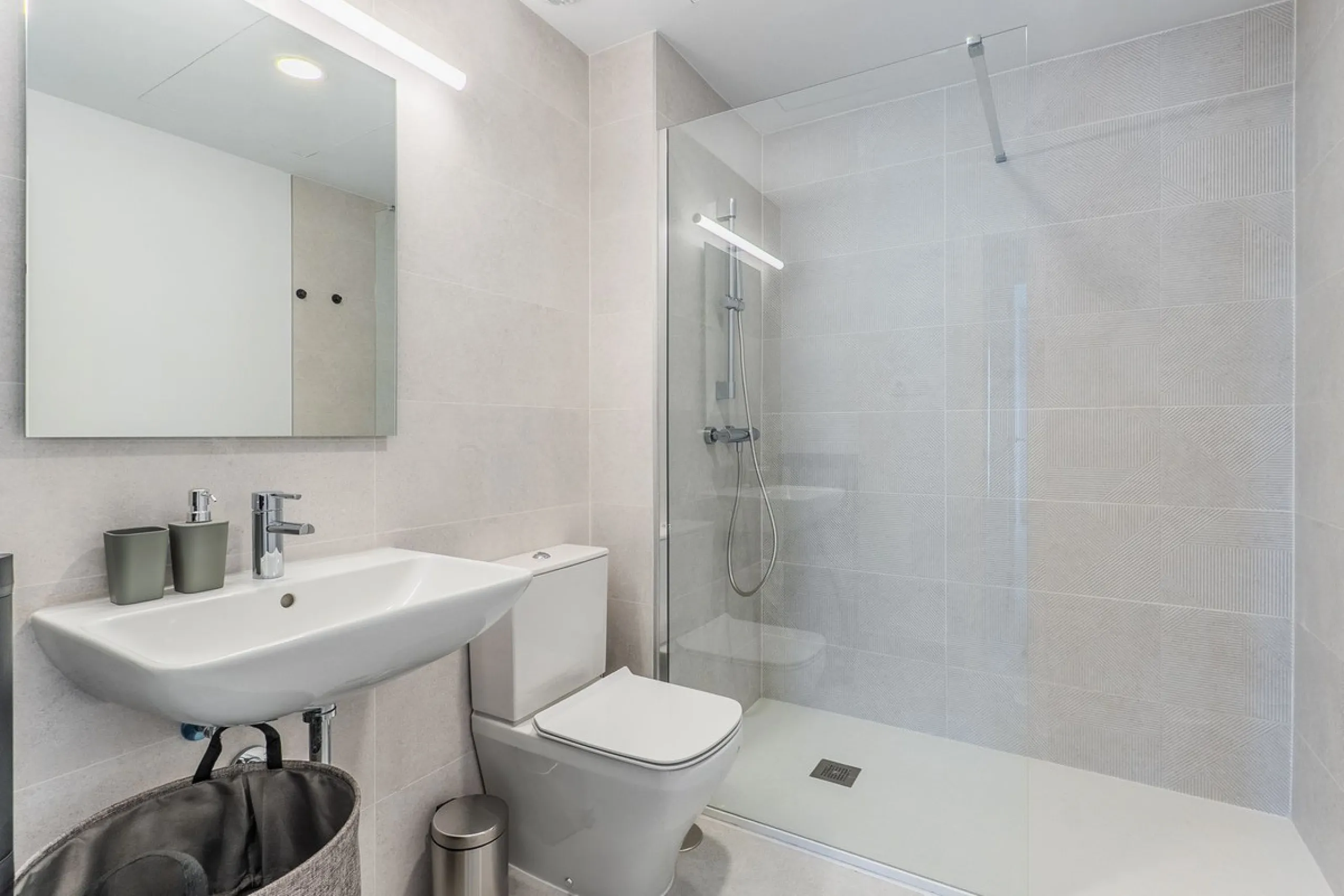 This stylish 93m² apartment with an 11m² terrace offers an ideal mix of contemporary comfort and an exceptional location. Only a 10-minute walk from the lively Estepona Port marina, the property features an airy open-plan design with a high-end kitchen, t