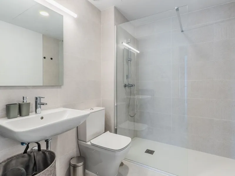 This stylish 93m² apartment with an 11m² terrace offers an ideal mix of contemporary comfort and an exceptional location. Only a 10-minute walk from the lively Estepona Port marina, the property features an airy open-plan design with a high-end kitchen, t