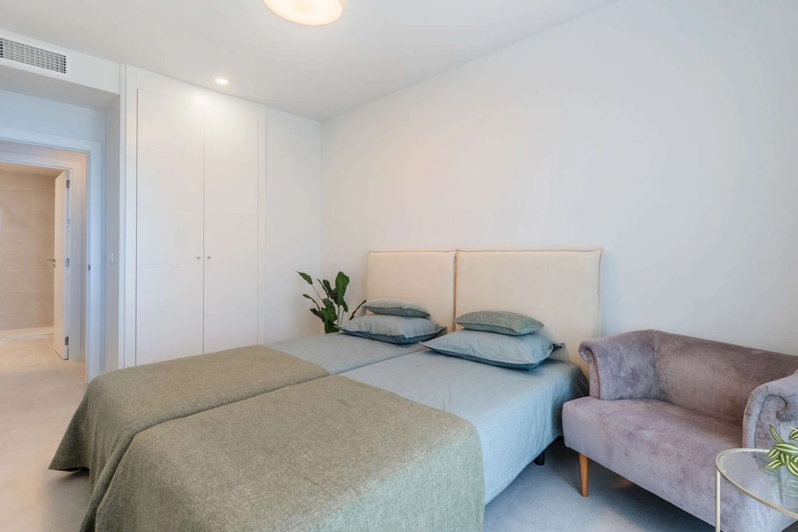 This stylish 93m² apartment with an 11m² terrace offers an ideal mix of contemporary comfort and an exceptional location. Only a 10-minute walk from the lively Estepona Port marina, the property features an airy open-plan design with a high-end kitchen, t