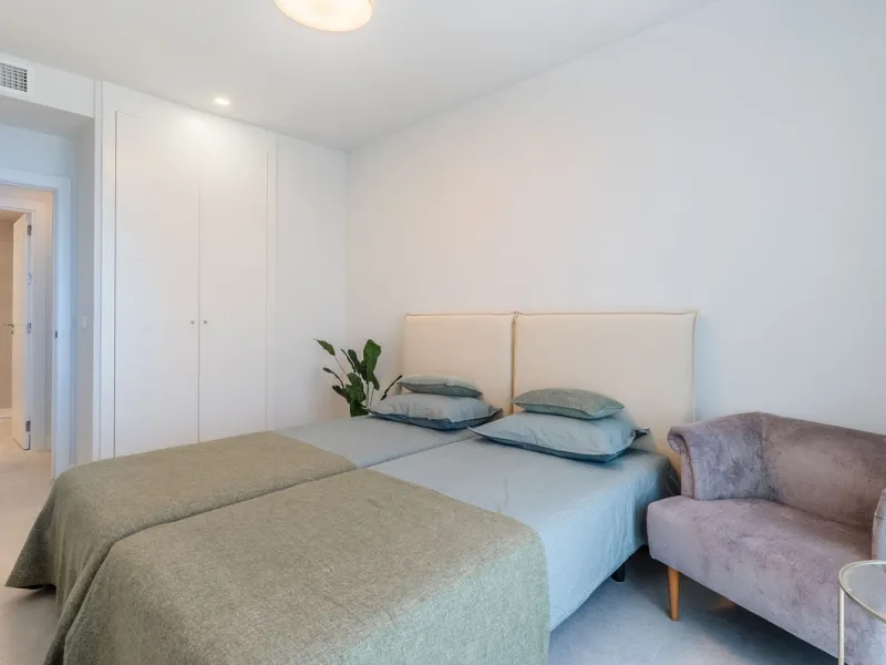 This stylish 93m² apartment with an 11m² terrace offers an ideal mix of contemporary comfort and an exceptional location. Only a 10-minute walk from the lively Estepona Port marina, the property features an airy open-plan design with a high-end kitchen, t