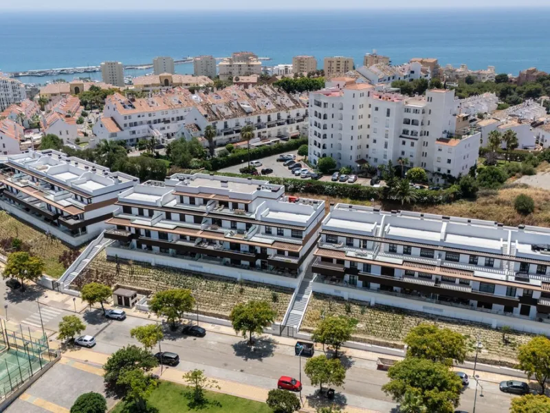 This stylish 93m² apartment with an 11m² terrace offers an ideal mix of contemporary comfort and an exceptional location. Only a 10-minute walk from the lively Estepona Port marina, the property features an airy open-plan design with a high-end kitchen, t