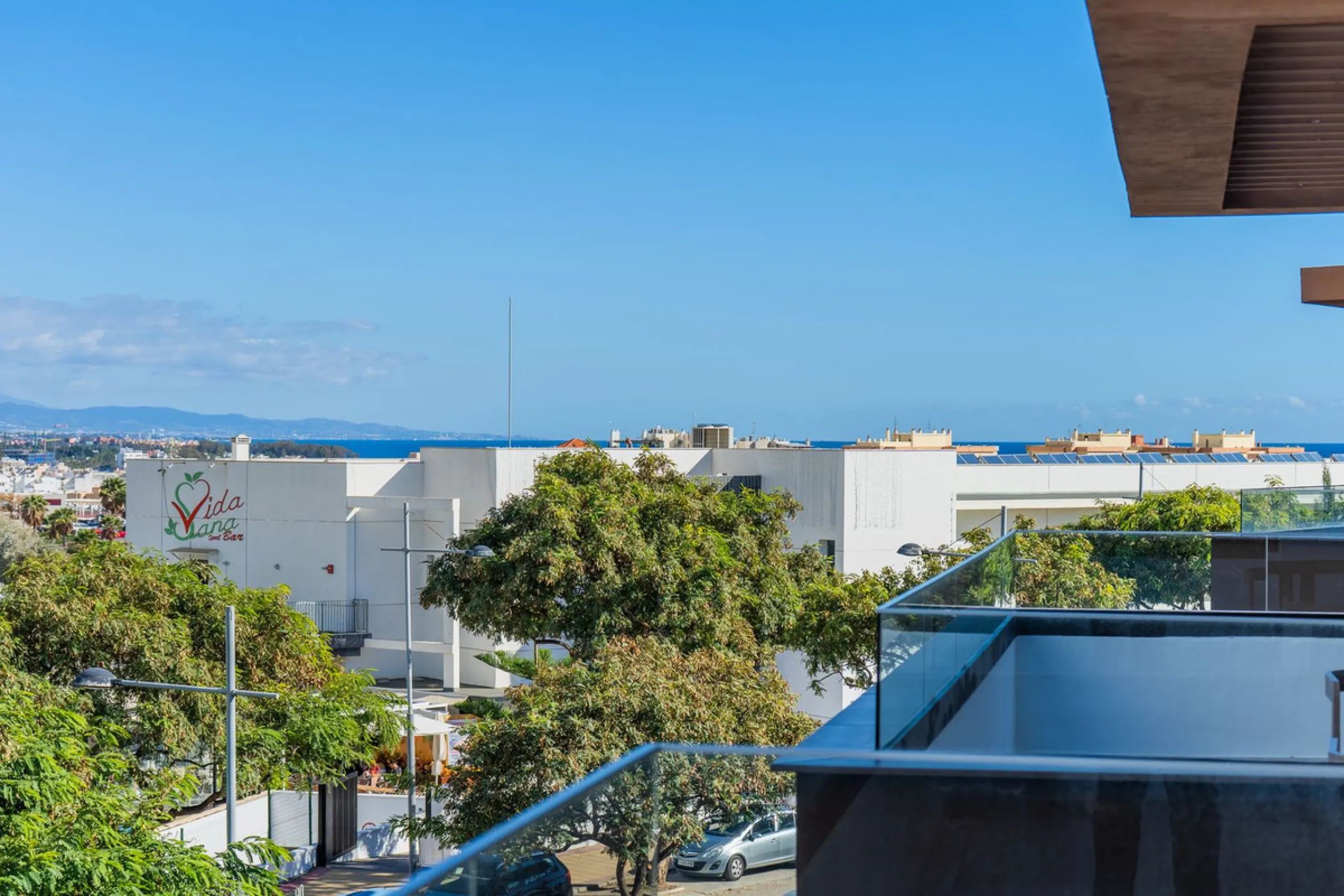 This stylish 93m² apartment with an 11m² terrace offers an ideal mix of contemporary comfort and an exceptional location. Only a 10-minute walk from the lively Estepona Port marina, the property features an airy open-plan design with a high-end kitchen, t