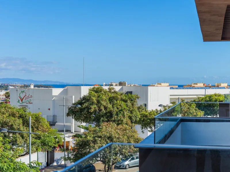 This stylish 93m² apartment with an 11m² terrace offers an ideal mix of contemporary comfort and an exceptional location. Only a 10-minute walk from the lively Estepona Port marina, the property features an airy open-plan design with a high-end kitchen, t