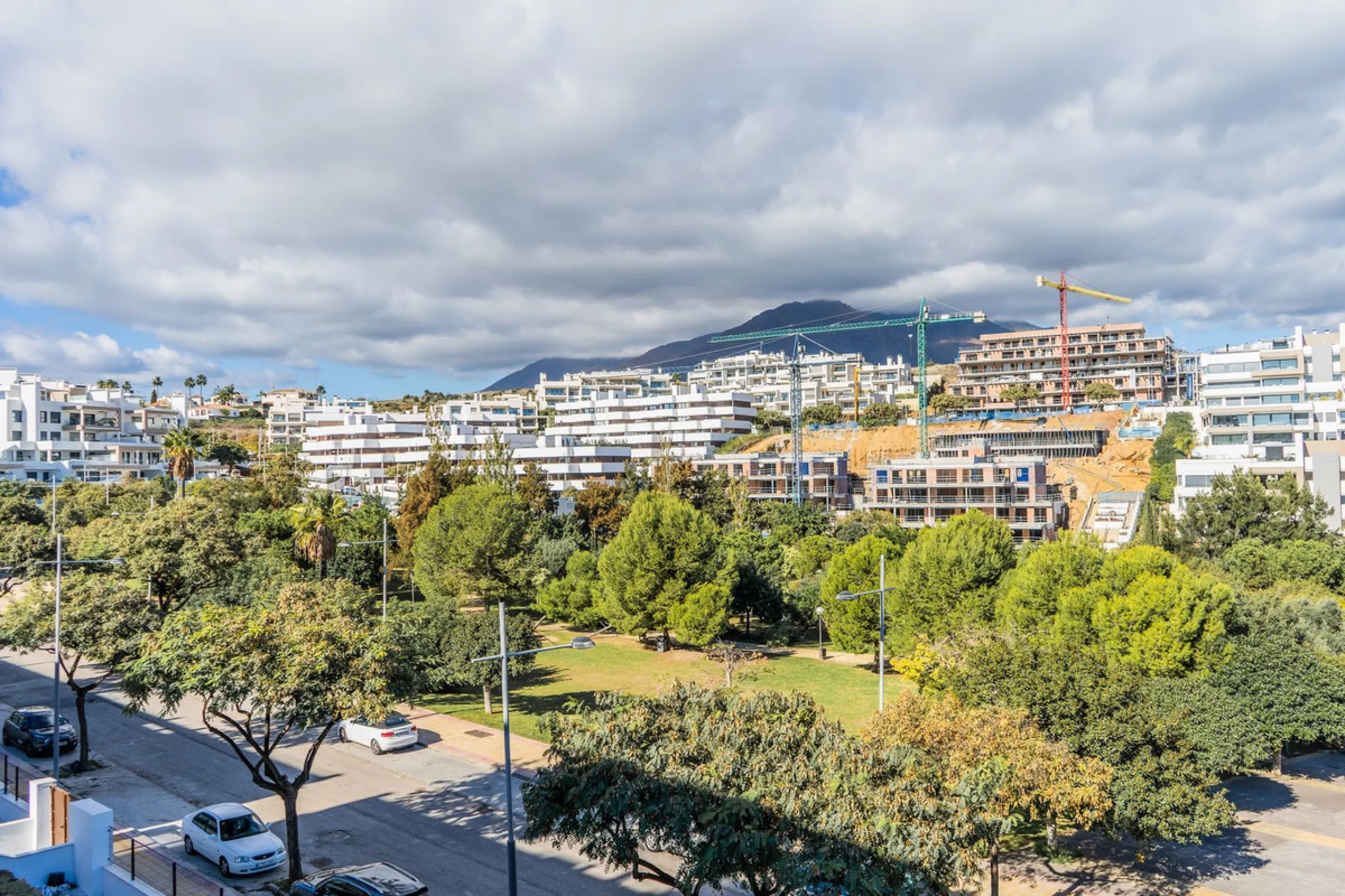 This stylish 93m² apartment with an 11m² terrace offers an ideal mix of contemporary comfort and an exceptional location. Only a 10-minute walk from the lively Estepona Port marina, the property features an airy open-plan design with a high-end kitchen, t