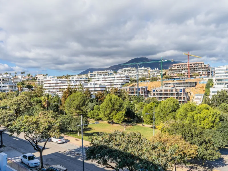 This stylish 93m² apartment with an 11m² terrace offers an ideal mix of contemporary comfort and an exceptional location. Only a 10-minute walk from the lively Estepona Port marina, the property features an airy open-plan design with a high-end kitchen, t