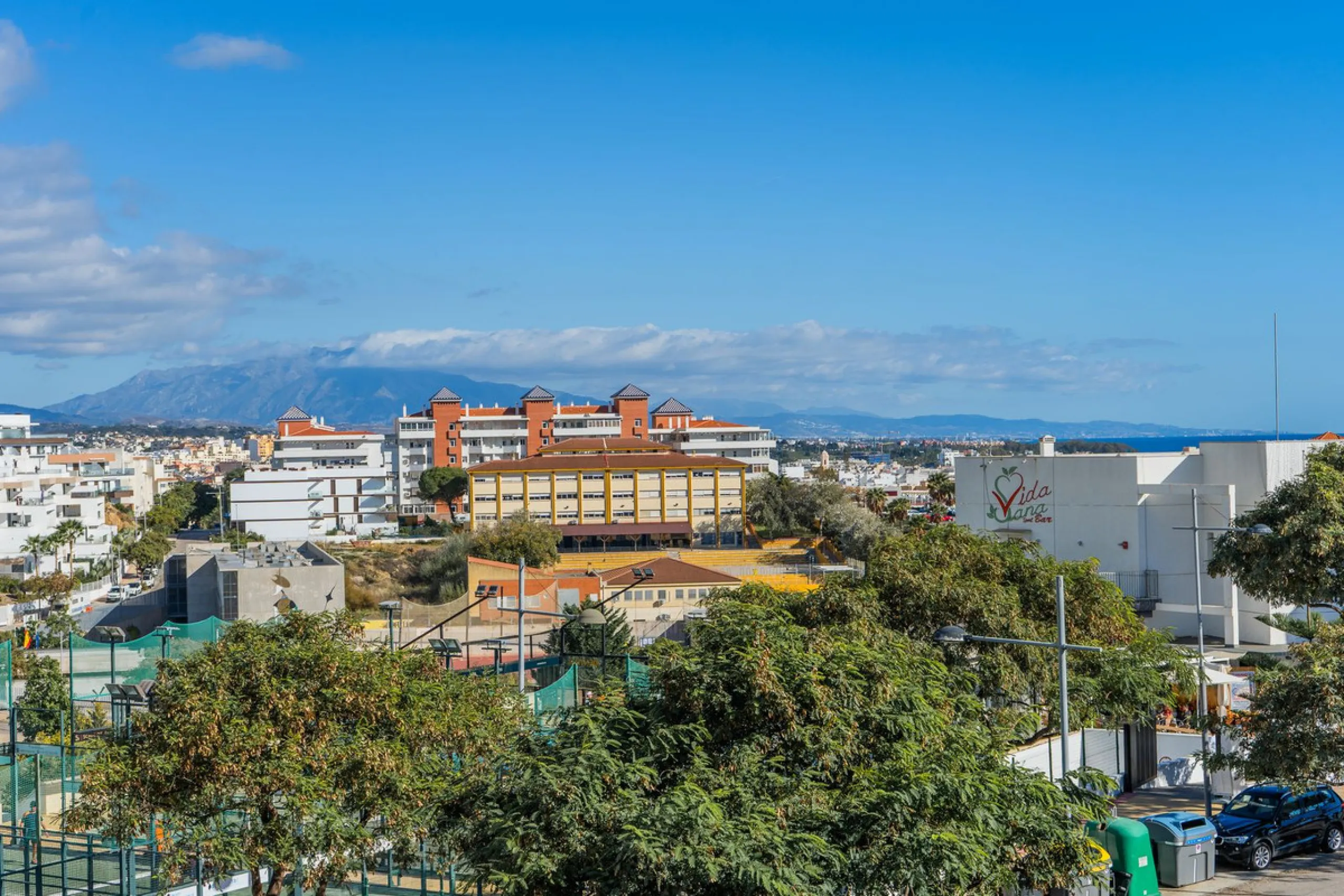 This stylish 93m² apartment with an 11m² terrace offers an ideal mix of contemporary comfort and an exceptional location. Only a 10-minute walk from the lively Estepona Port marina, the property features an airy open-plan design with a high-end kitchen, t