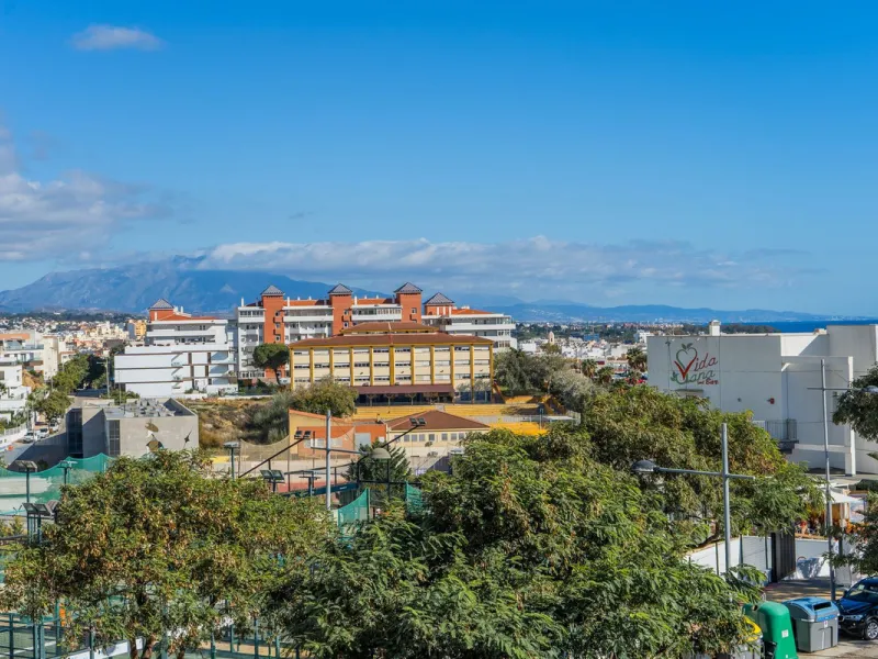 This stylish 93m² apartment with an 11m² terrace offers an ideal mix of contemporary comfort and an exceptional location. Only a 10-minute walk from the lively Estepona Port marina, the property features an airy open-plan design with a high-end kitchen, t