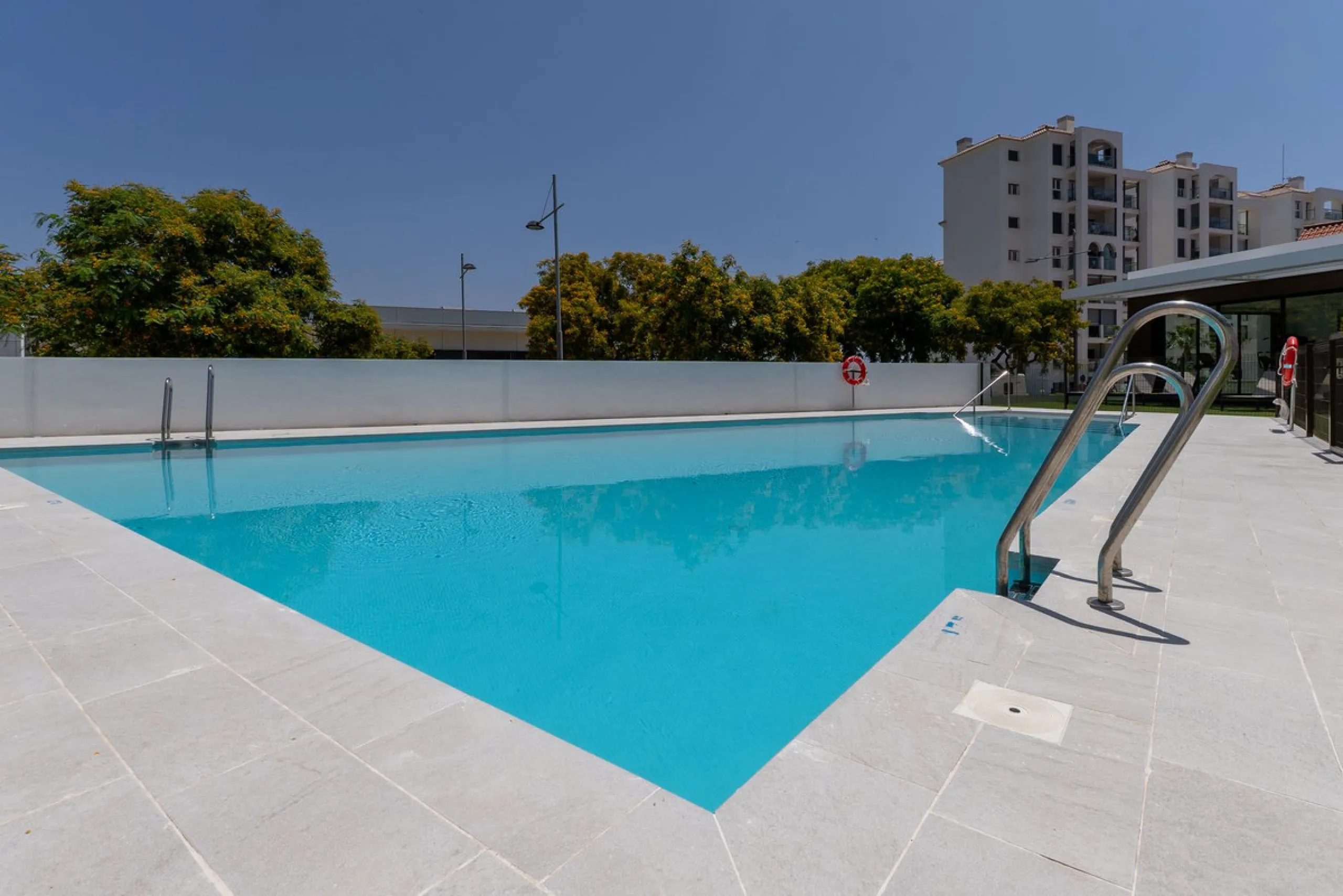 This stylish 93m² apartment with an 11m² terrace offers an ideal mix of contemporary comfort and an exceptional location. Only a 10-minute walk from the lively Estepona Port marina, the property features an airy open-plan design with a high-end kitchen, t