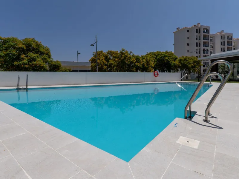 This stylish 93m² apartment with an 11m² terrace offers an ideal mix of contemporary comfort and an exceptional location. Only a 10-minute walk from the lively Estepona Port marina, the property features an airy open-plan design with a high-end kitchen, t