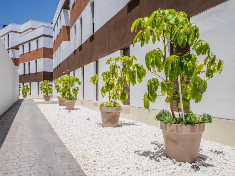 This stylish 93m² apartment with an 11m² terrace offers an ideal mix of contemporary comfort and an exceptional location. Only a 10-minute walk from the lively Estepona Port marina, the property features an airy open-plan design with a high-end kitchen, t