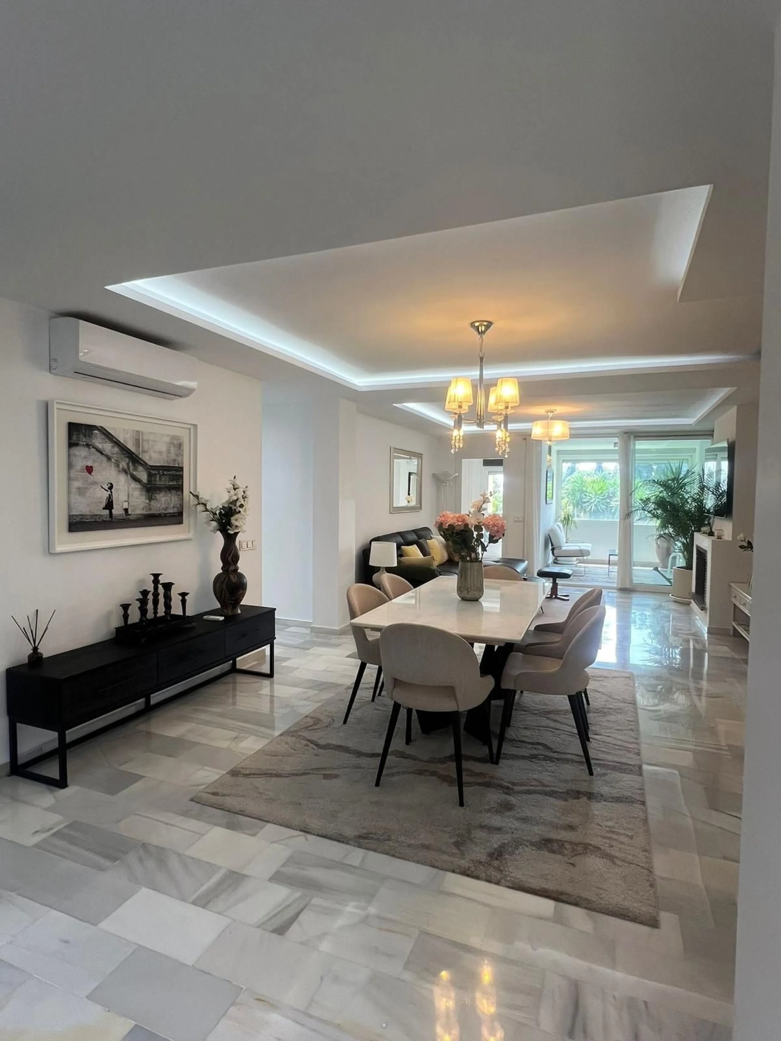 Discover this charming apartment in Nueva Andalucía, just a 5-minute walk from the beaches of Puerto Banús.