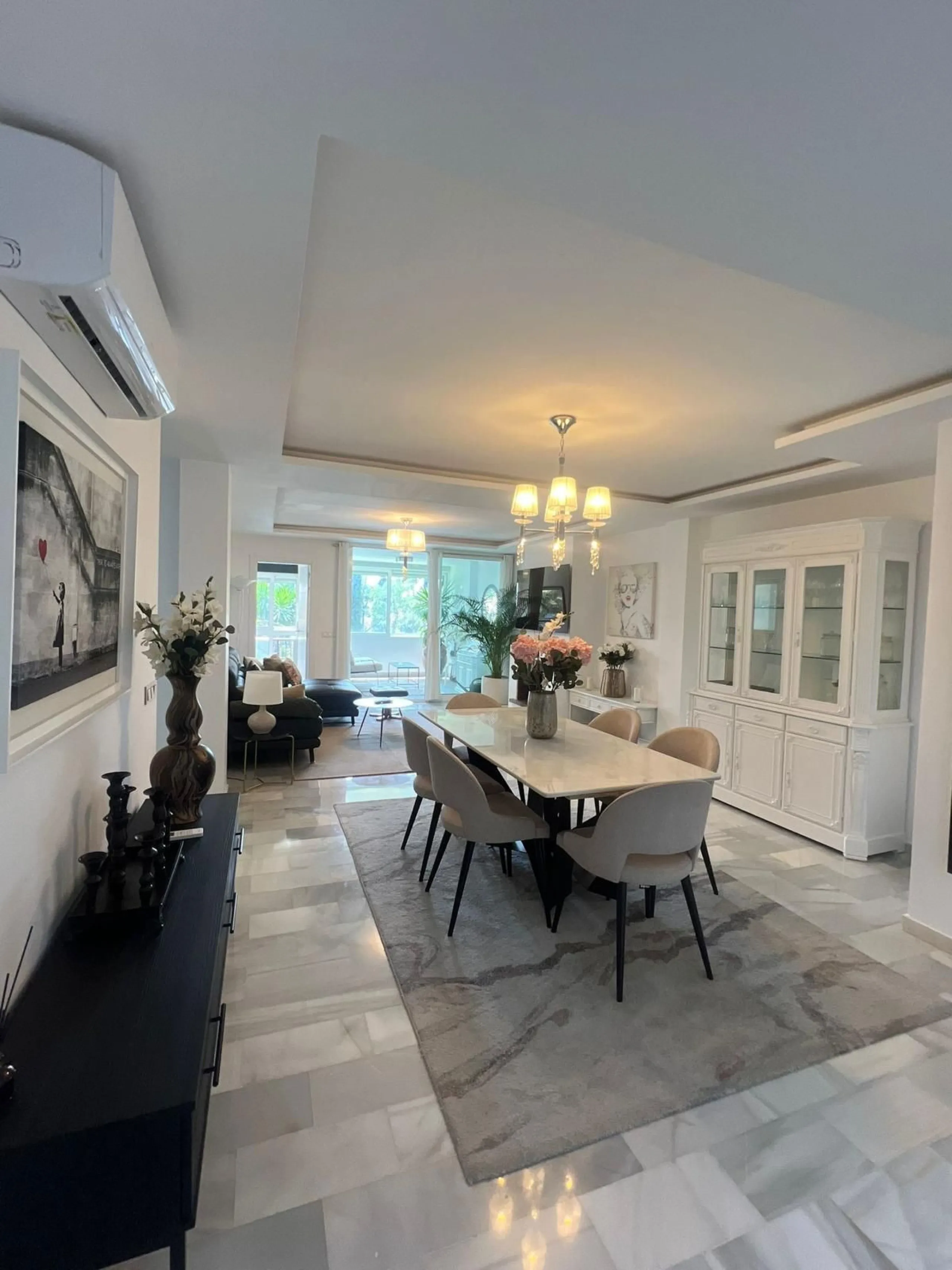 Discover this charming apartment in Nueva Andalucía, just a 5-minute walk from the beaches of Puerto Banús.