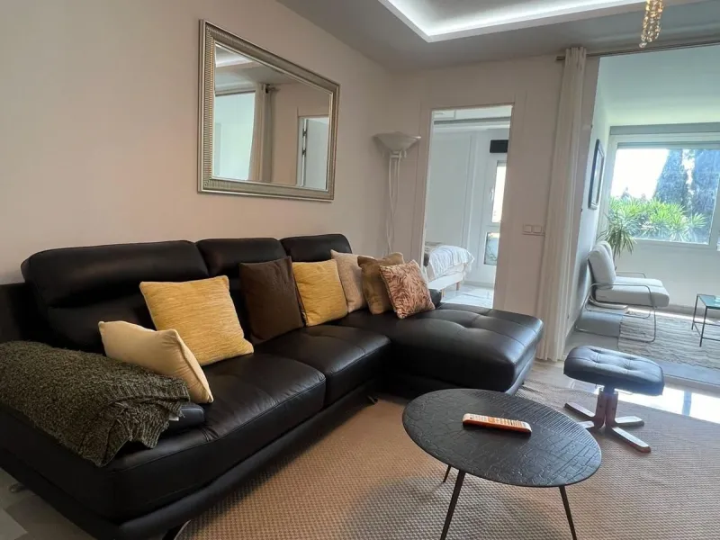Discover this charming apartment in Nueva Andalucía, just a 5-minute walk from the beaches of Puerto Banús.