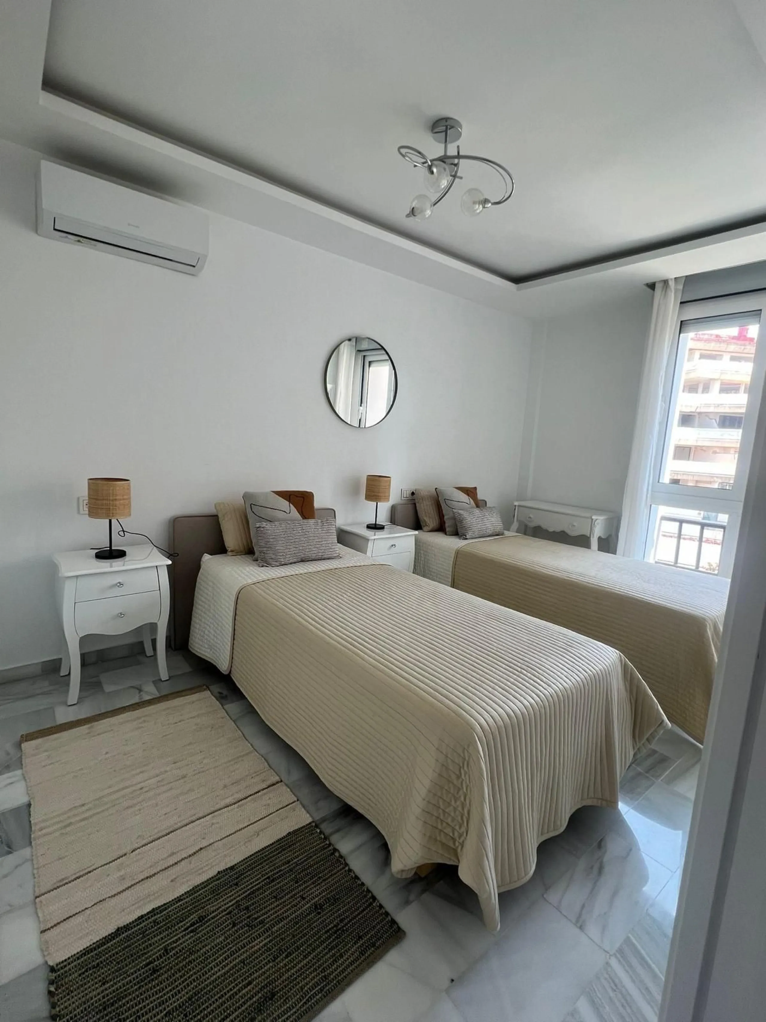 Discover this charming apartment in Nueva Andalucía, just a 5-minute walk from the beaches of Puerto Banús.