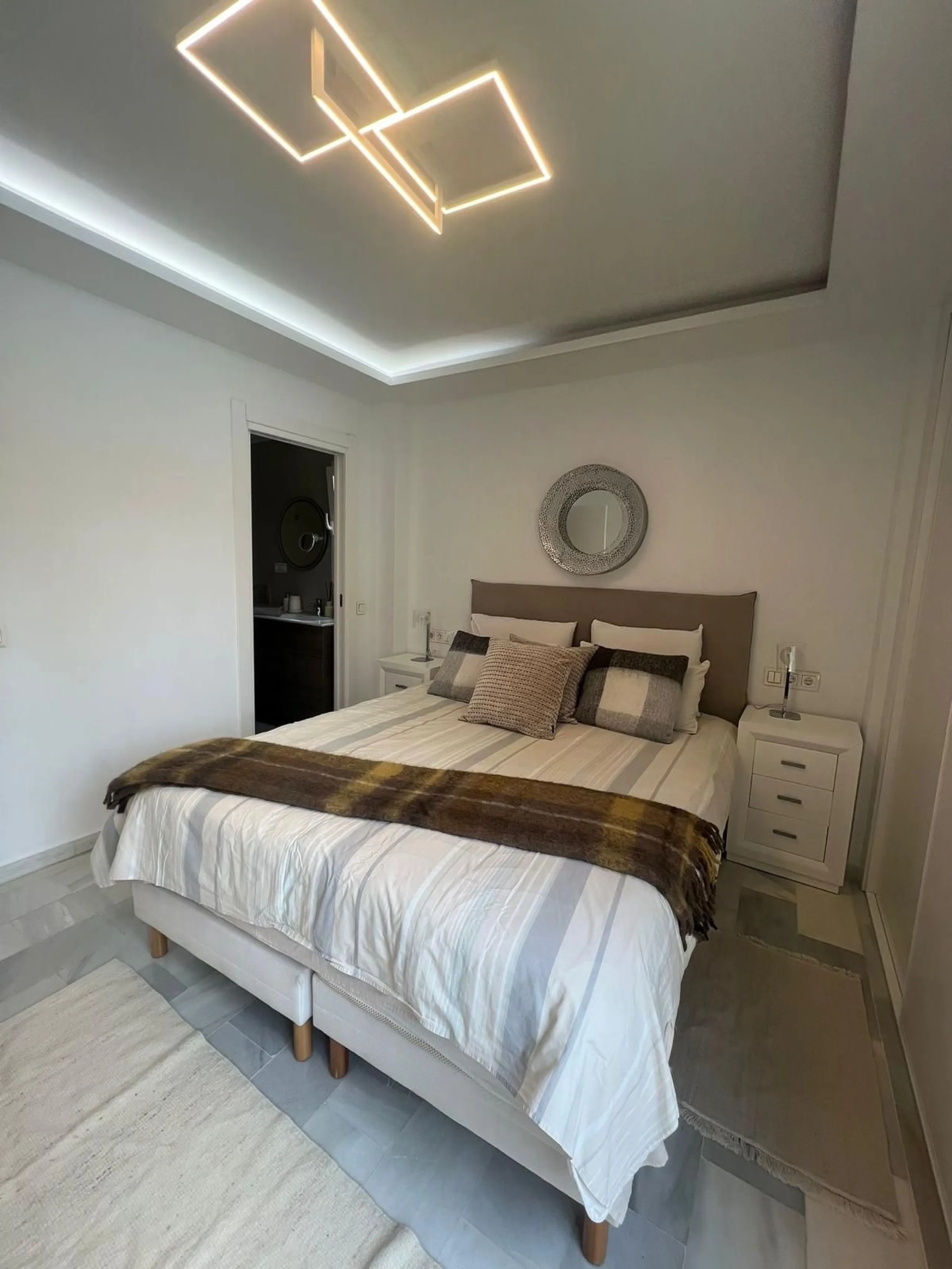 Discover this charming apartment in Nueva Andalucía, just a 5-minute walk from the beaches of Puerto Banús.