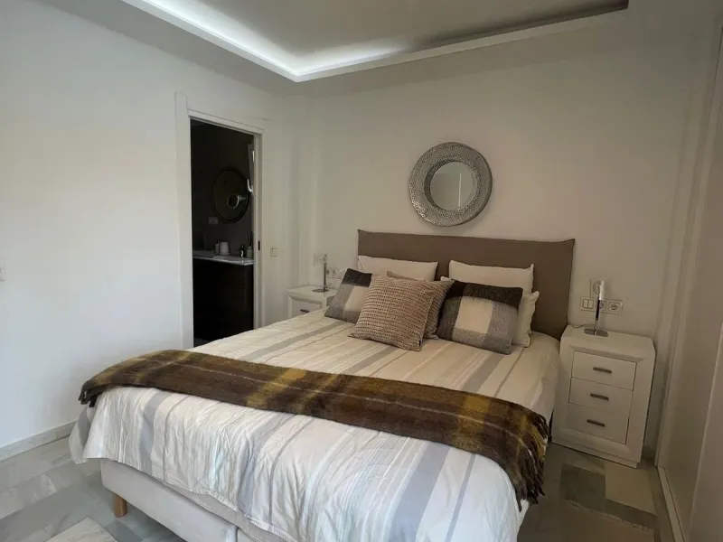Discover this charming apartment in Nueva Andalucía, just a 5-minute walk from the beaches of Puerto Banús.