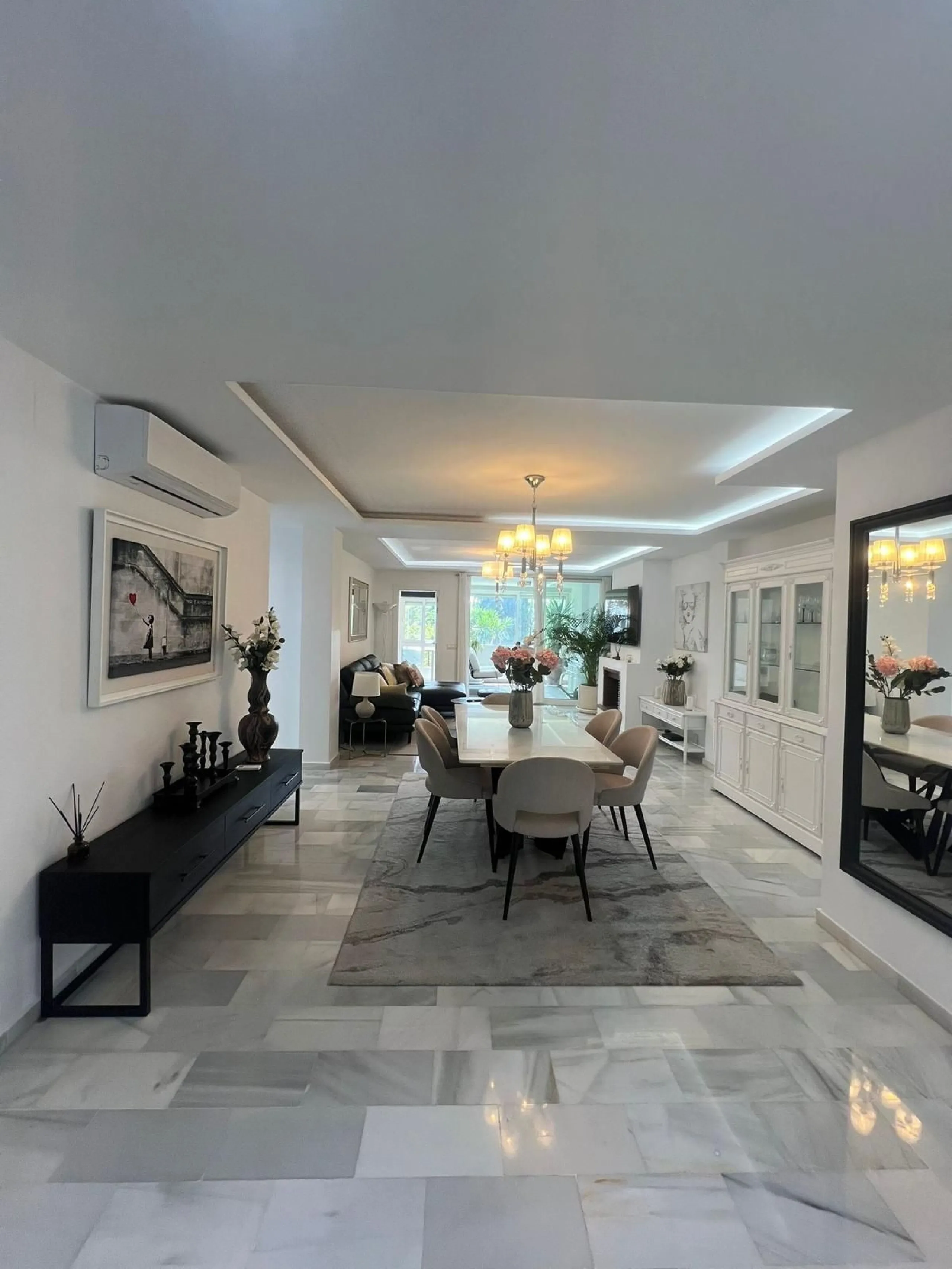 Discover this charming apartment in Nueva Andalucía, just a 5-minute walk from the beaches of Puerto Banús.