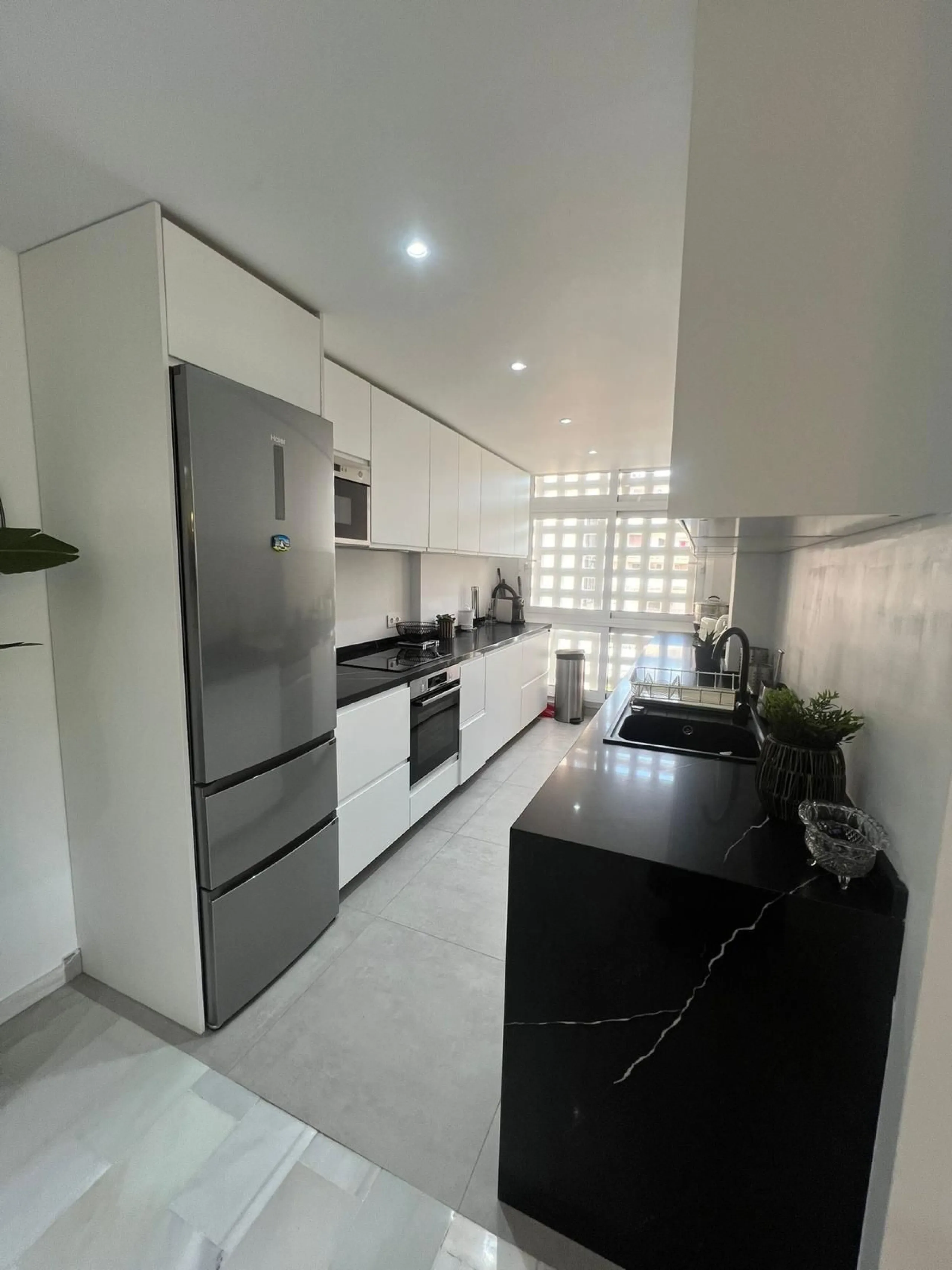 Discover this charming apartment in Nueva Andalucía, just a 5-minute walk from the beaches of Puerto Banús.