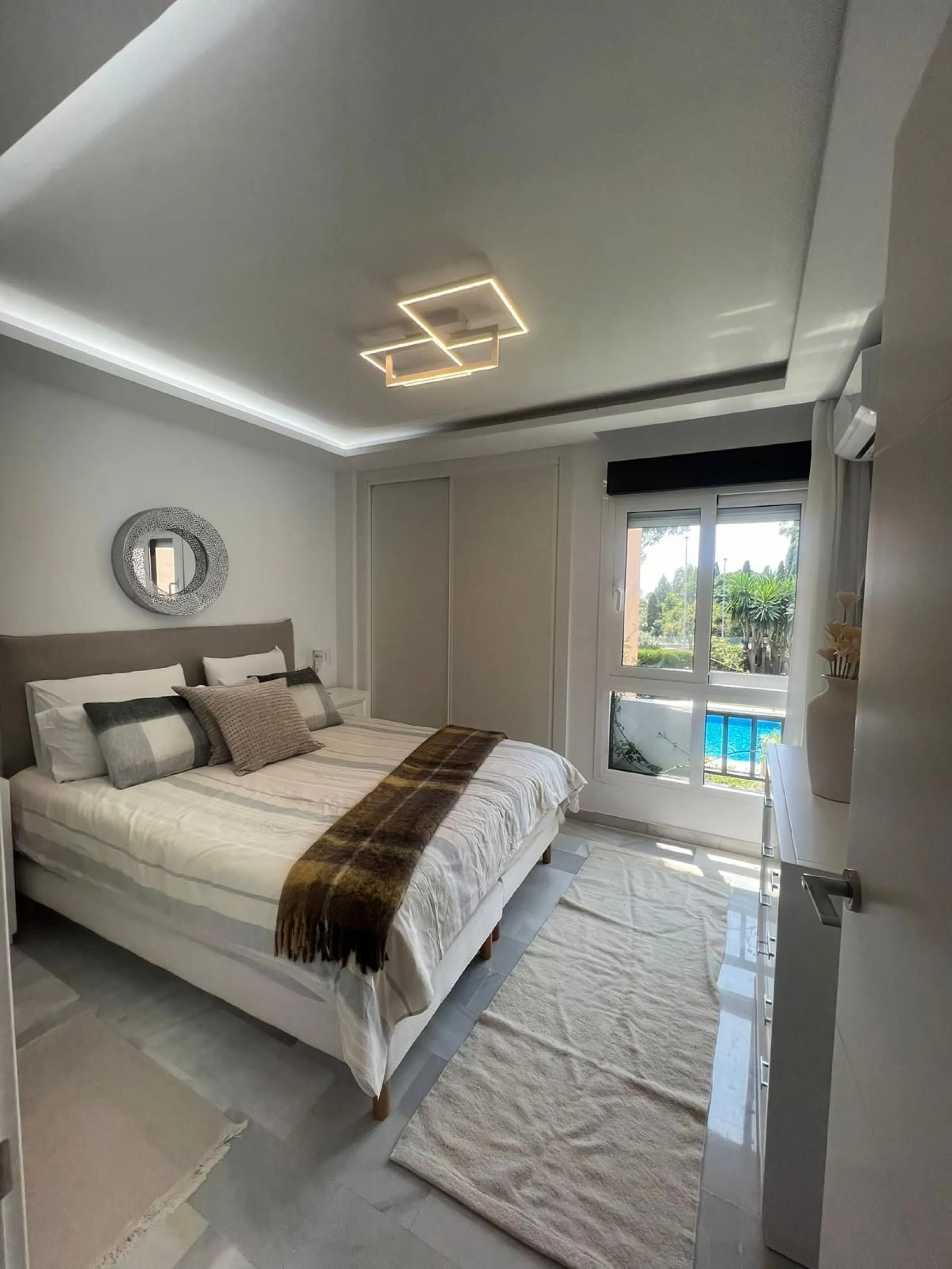 Discover this charming apartment in Nueva Andalucía, just a 5-minute walk from the beaches of Puerto Banús.