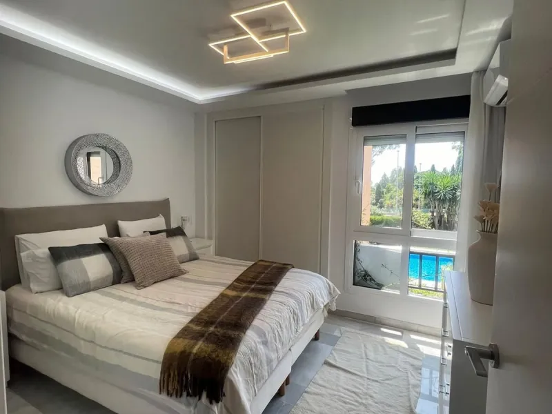 Discover this charming apartment in Nueva Andalucía, just a 5-minute walk from the beaches of Puerto Banús.