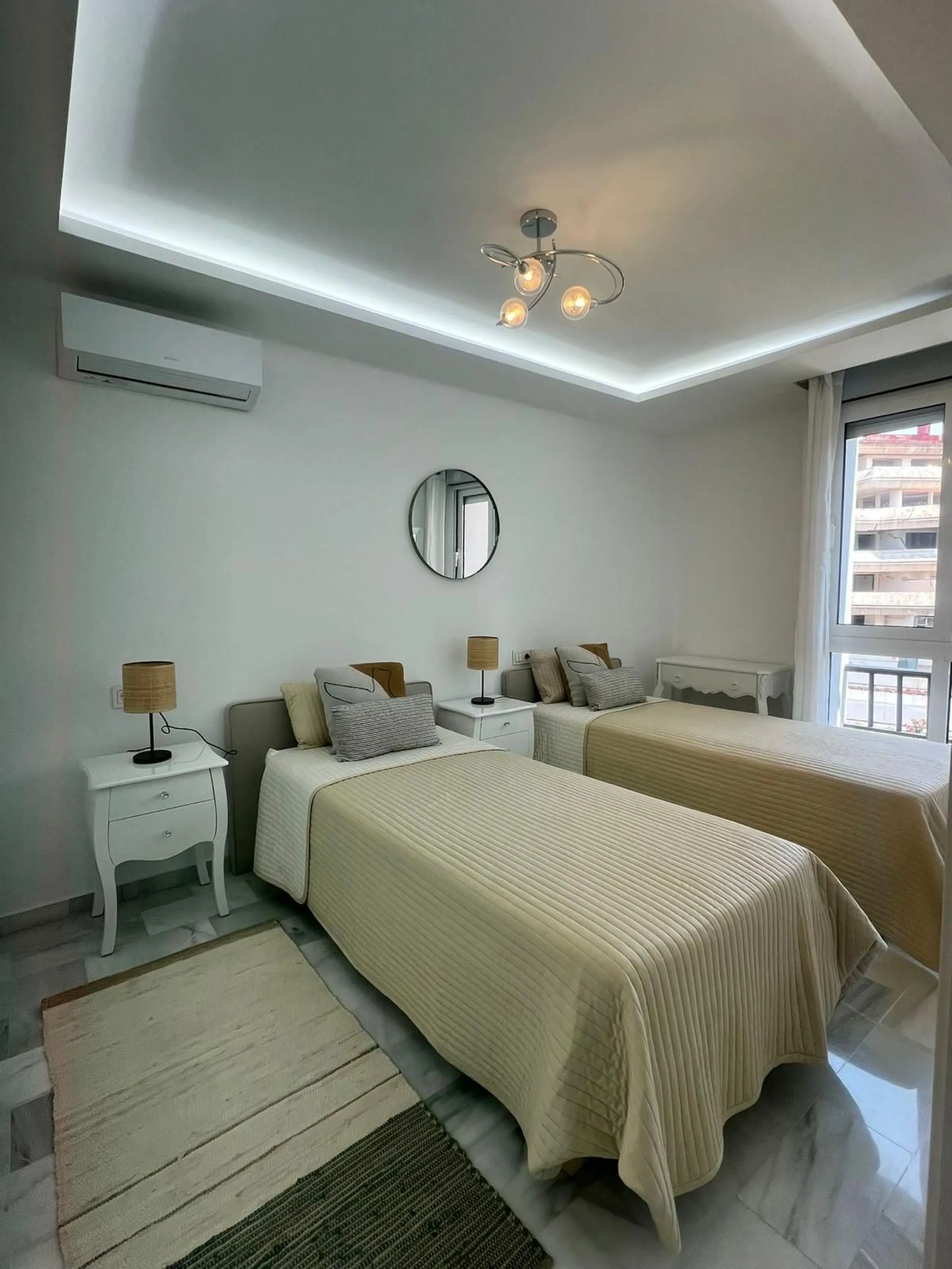 Discover this charming apartment in Nueva Andalucía, just a 5-minute walk from the beaches of Puerto Banús.