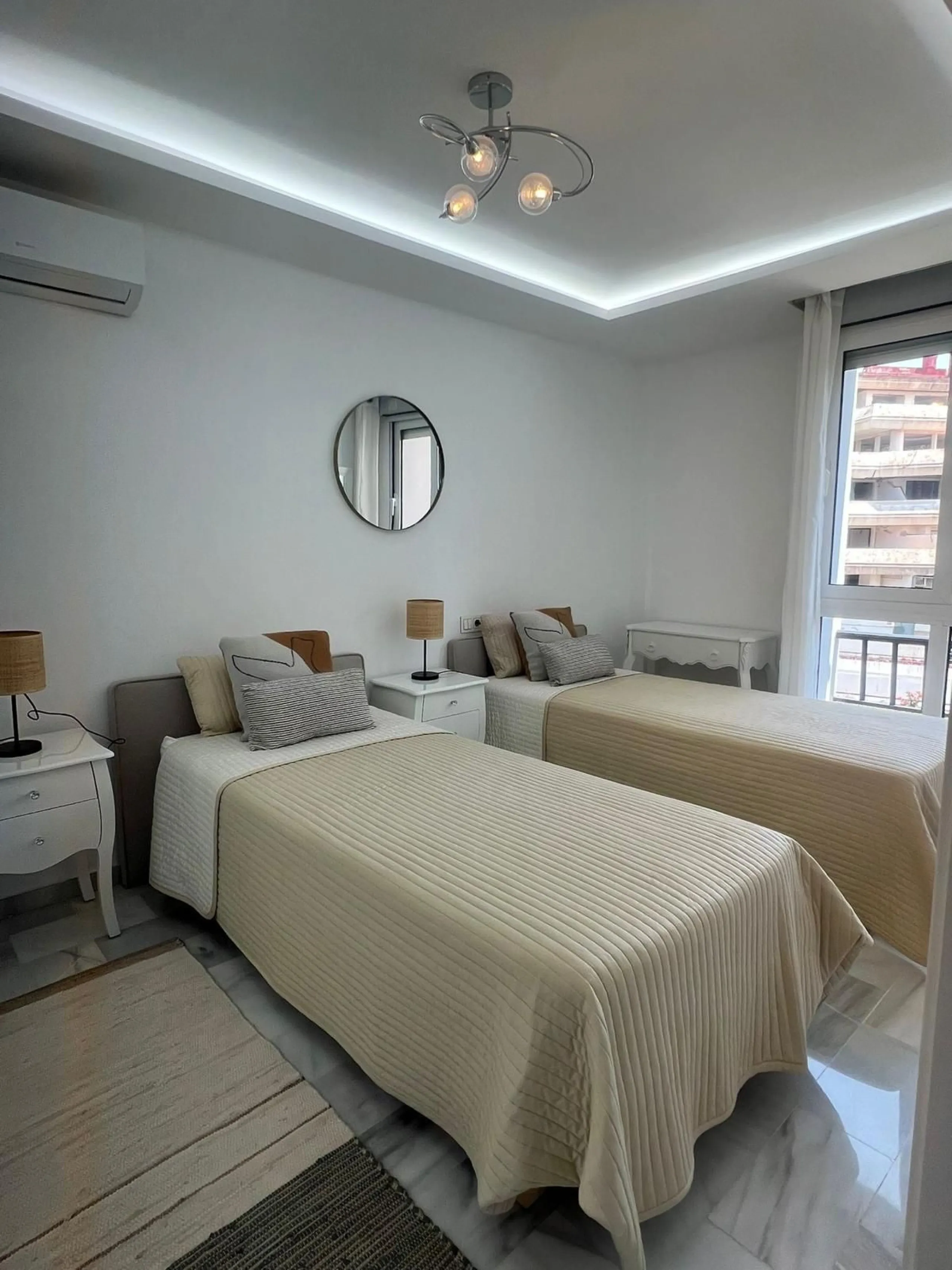 Discover this charming apartment in Nueva Andalucía, just a 5-minute walk from the beaches of Puerto Banús.