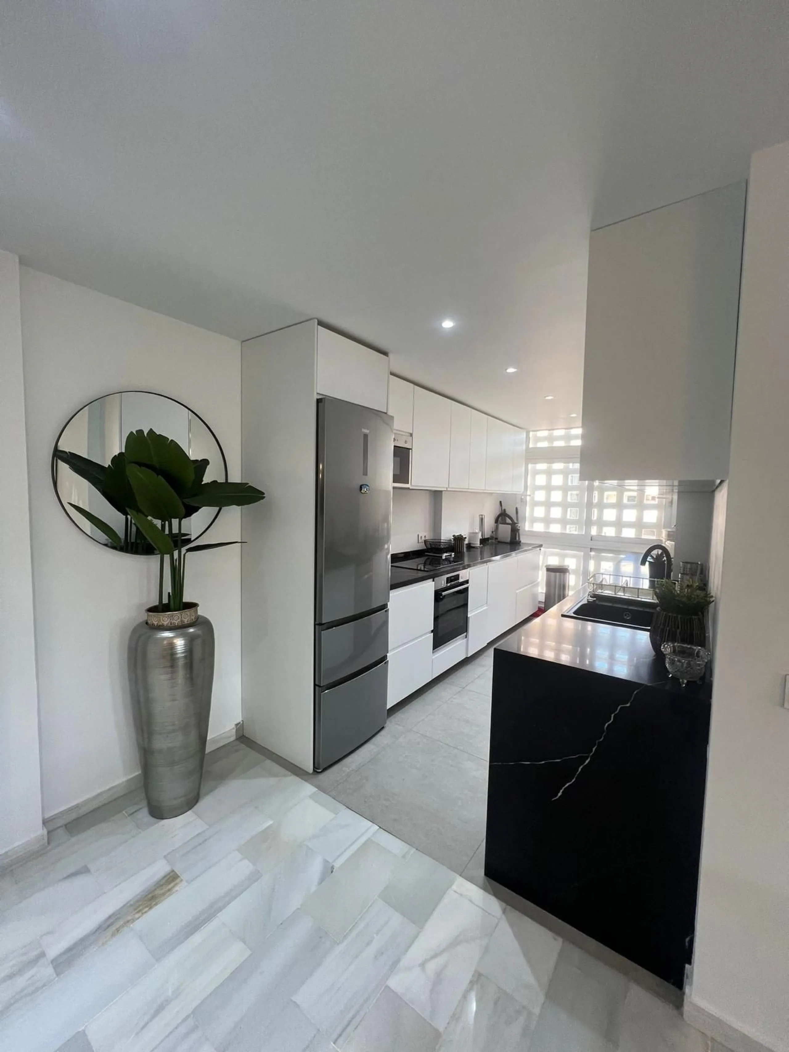 Discover this charming apartment in Nueva Andalucía, just a 5-minute walk from the beaches of Puerto Banús.