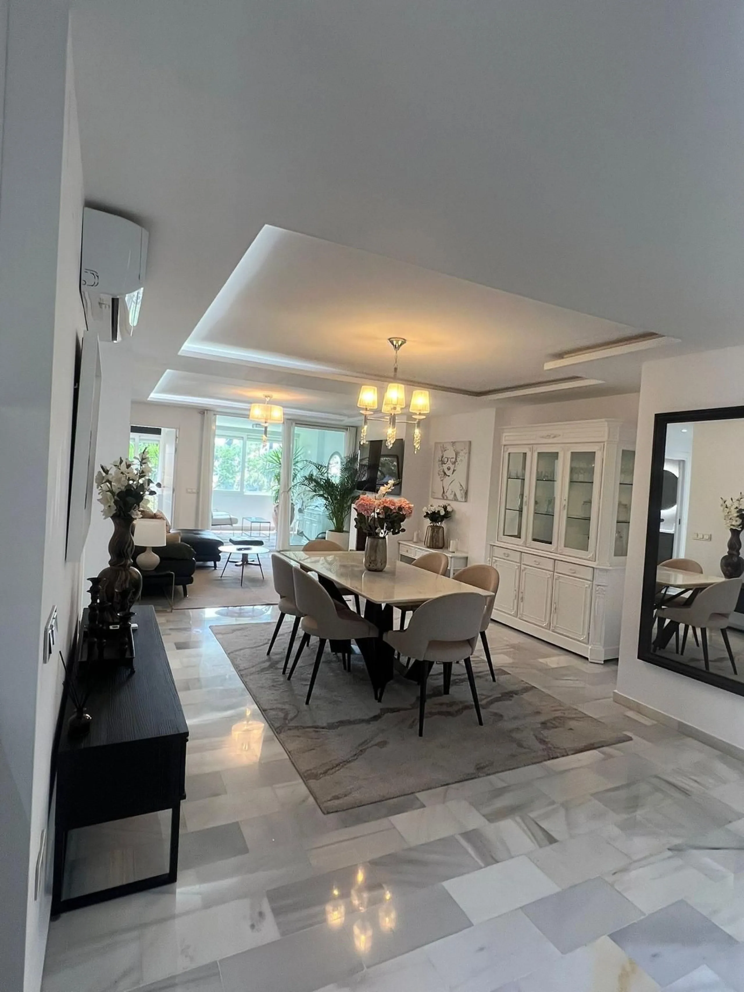 Discover this charming apartment in Nueva Andalucía, just a 5-minute walk from the beaches of Puerto Banús.
