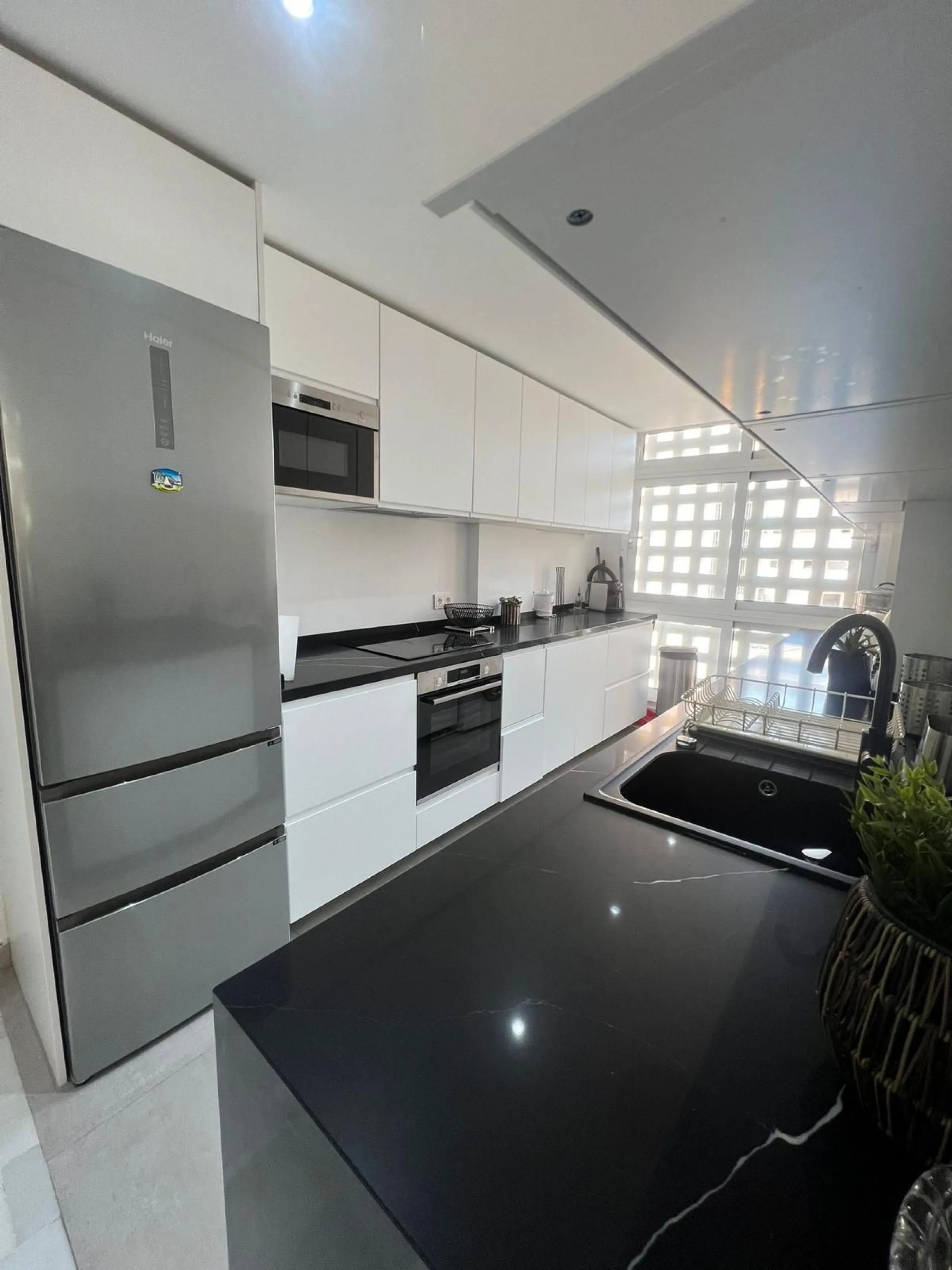 Discover this charming apartment in Nueva Andalucía, just a 5-minute walk from the beaches of Puerto Banús.