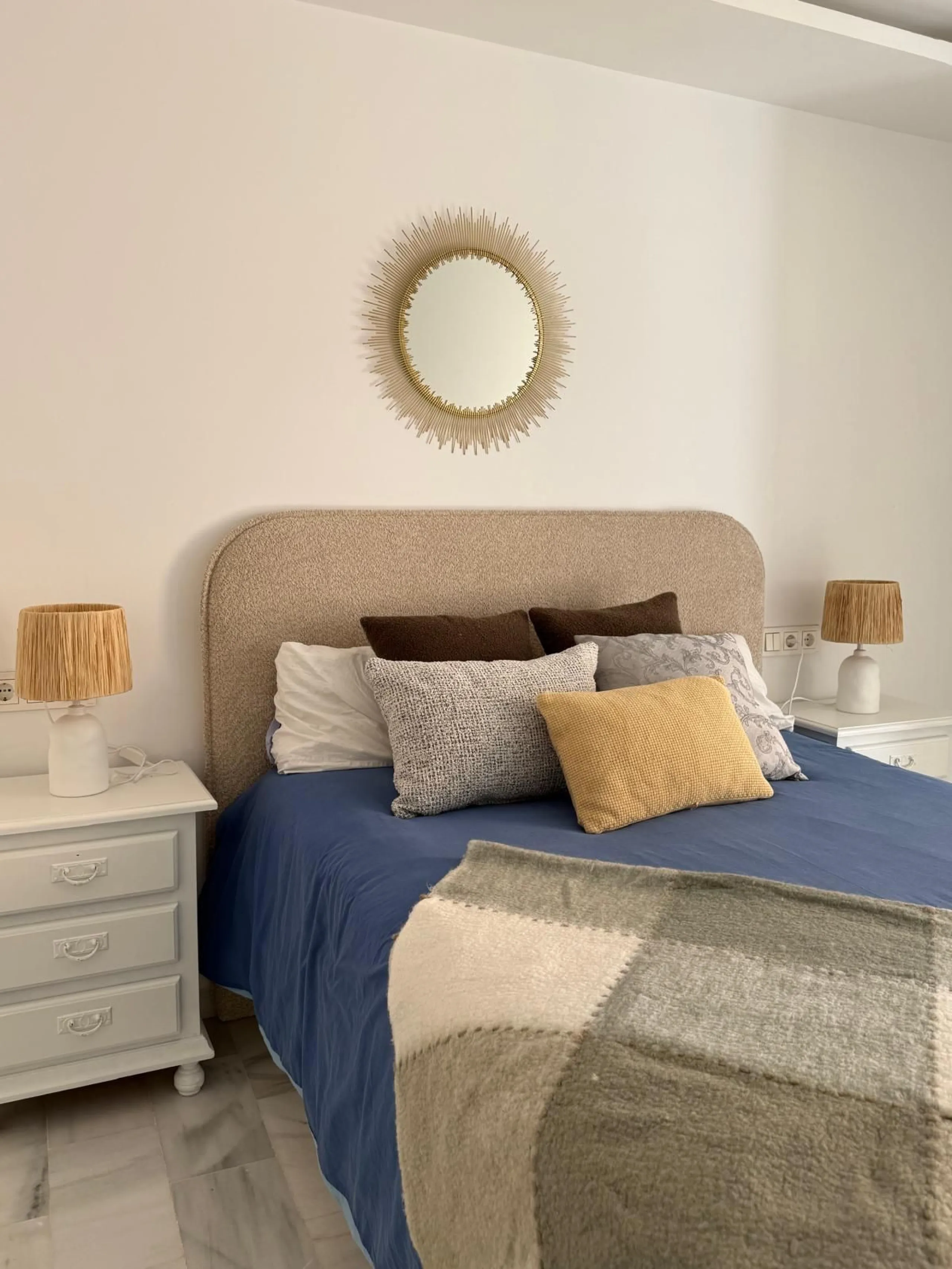 Discover this charming apartment in Nueva Andalucía, just a 5-minute walk from the beaches of Puerto Banús.