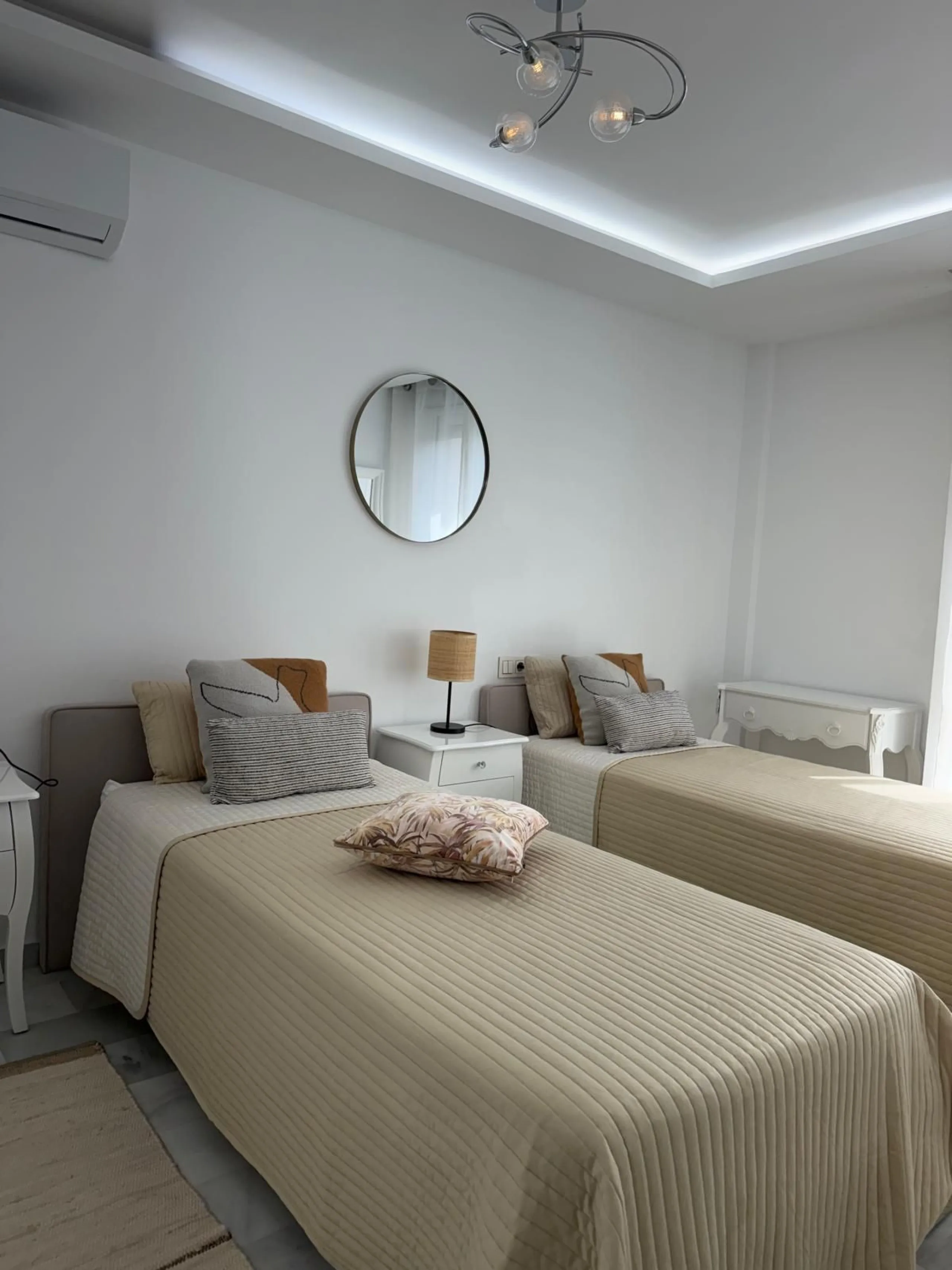Discover this charming apartment in Nueva Andalucía, just a 5-minute walk from the beaches of Puerto Banús.