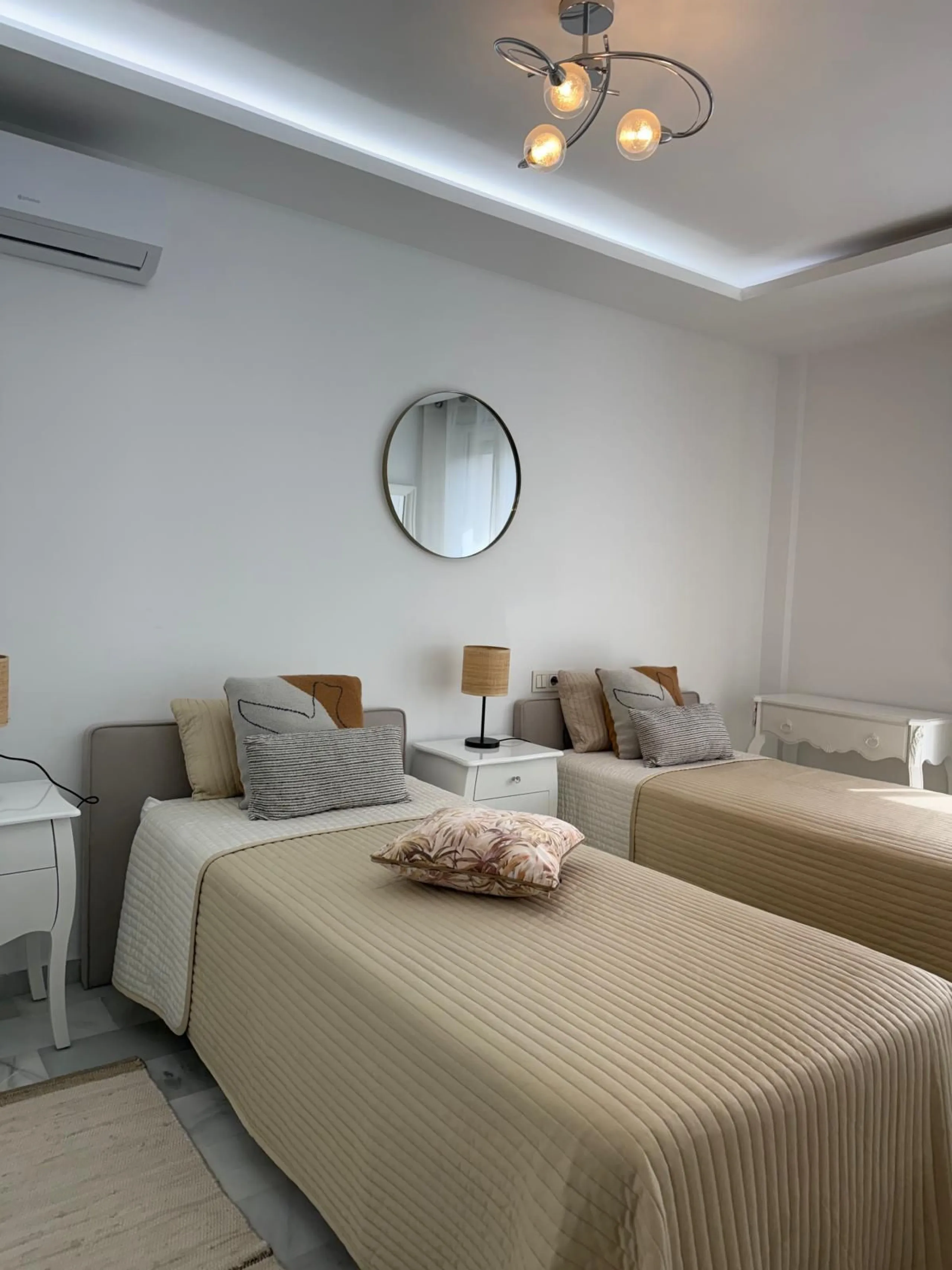Discover this charming apartment in Nueva Andalucía, just a 5-minute walk from the beaches of Puerto Banús.