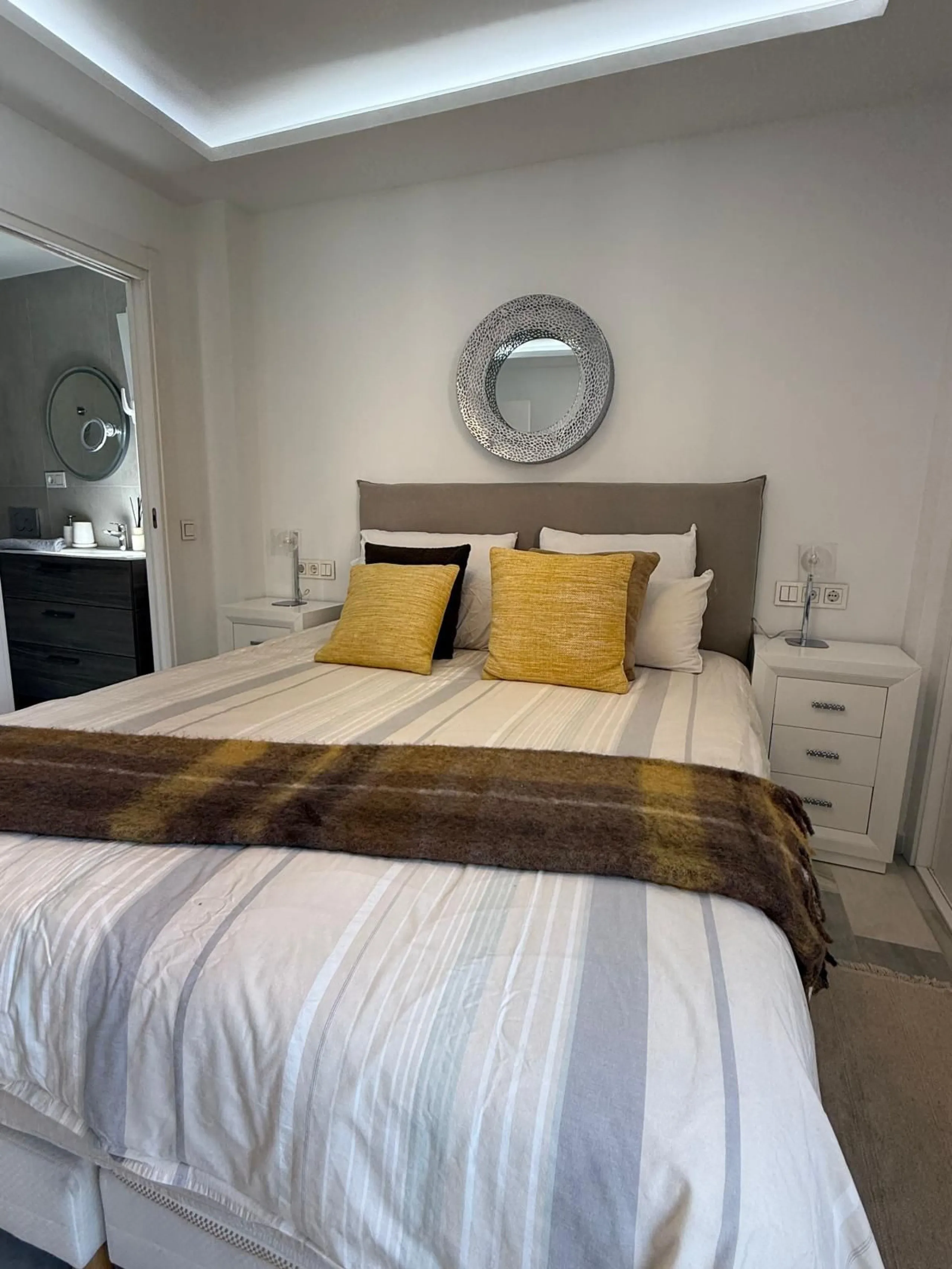 Discover this charming apartment in Nueva Andalucía, just a 5-minute walk from the beaches of Puerto Banús.