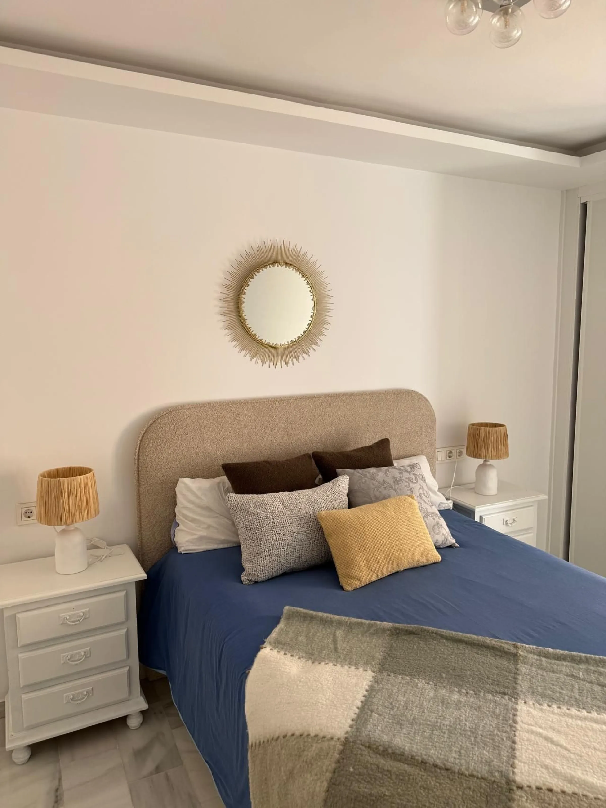 Discover this charming apartment in Nueva Andalucía, just a 5-minute walk from the beaches of Puerto Banús.