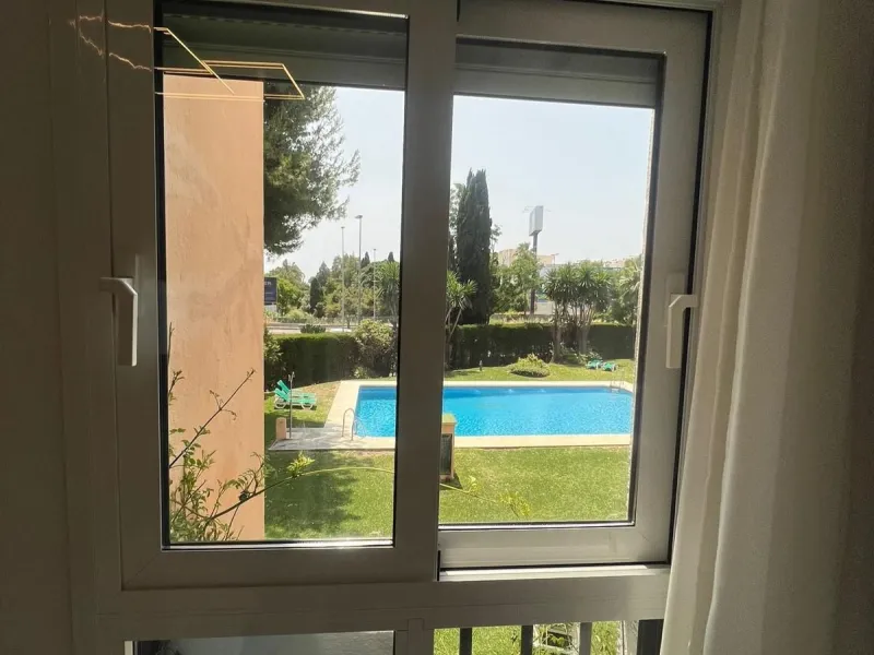 Discover this charming apartment in Nueva Andalucía, just a 5-minute walk from the beaches of Puerto Banús.