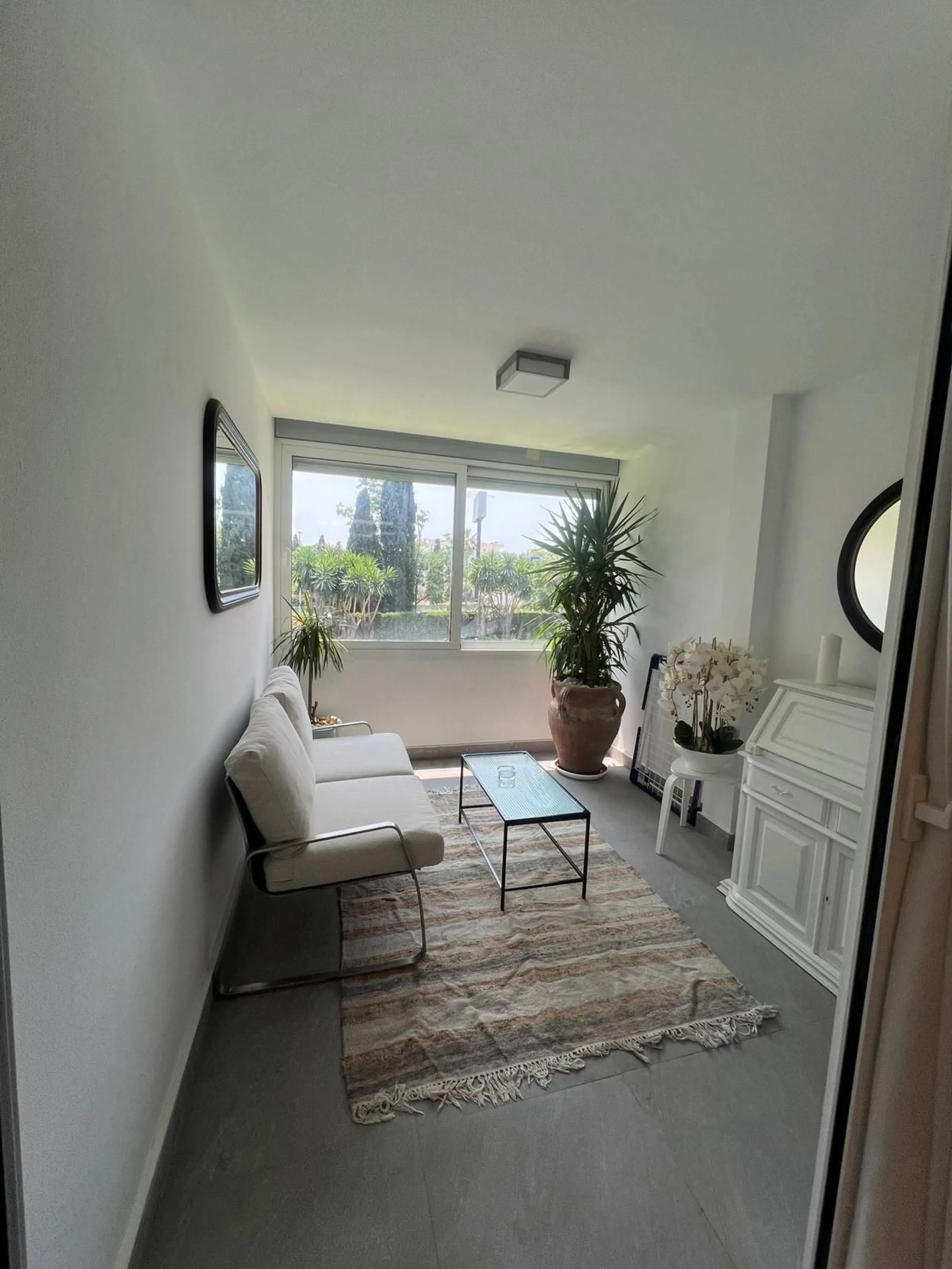 Discover this charming apartment in Nueva Andalucía, just a 5-minute walk from the beaches of Puerto Banús.