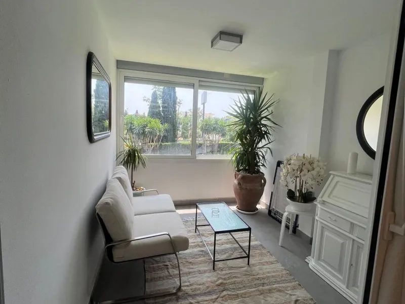 Discover this charming apartment in Nueva Andalucía, just a 5-minute walk from the beaches of Puerto Banús.