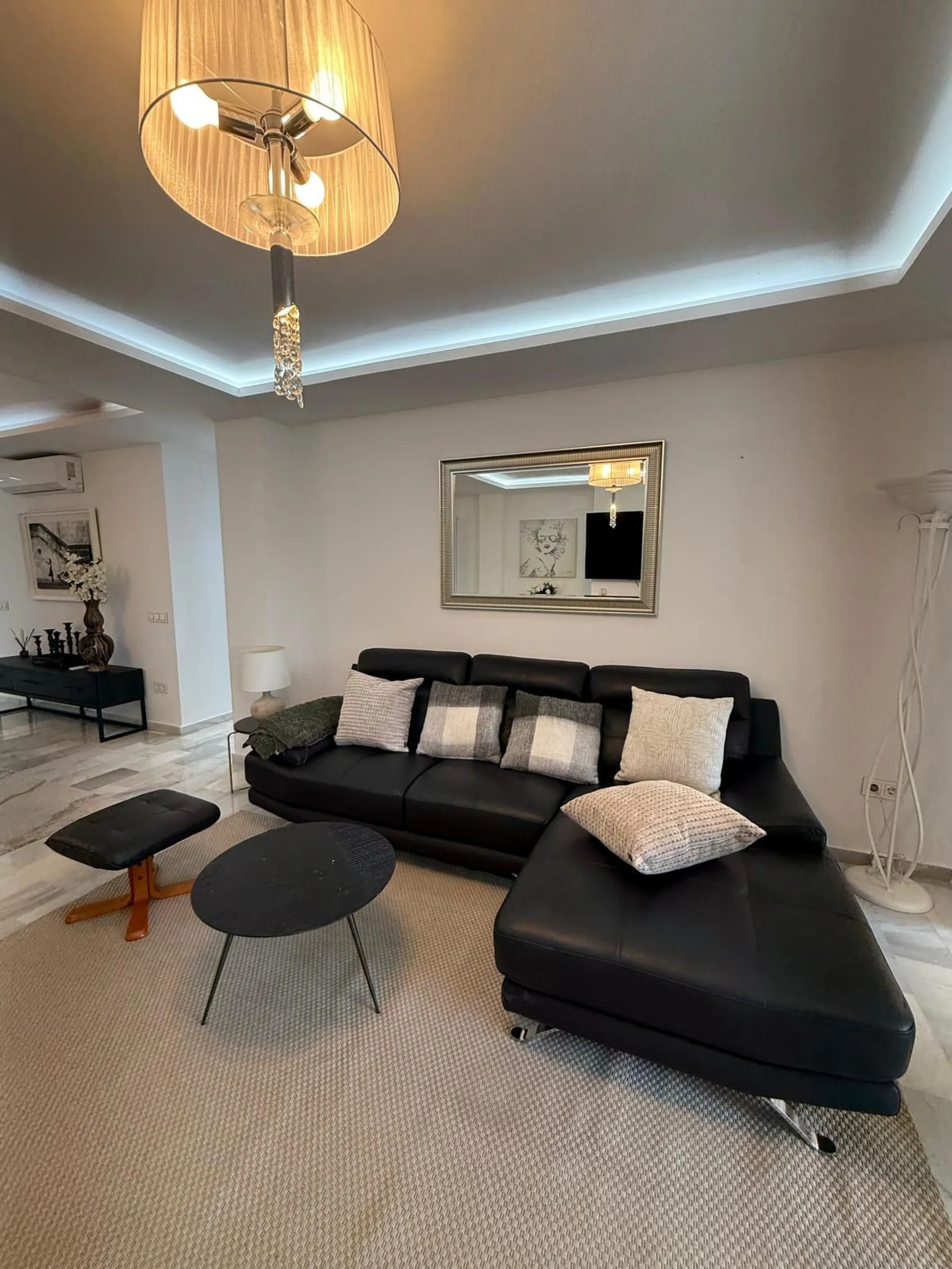 Discover this charming apartment in Nueva Andalucía, just a 5-minute walk from the beaches of Puerto Banús.